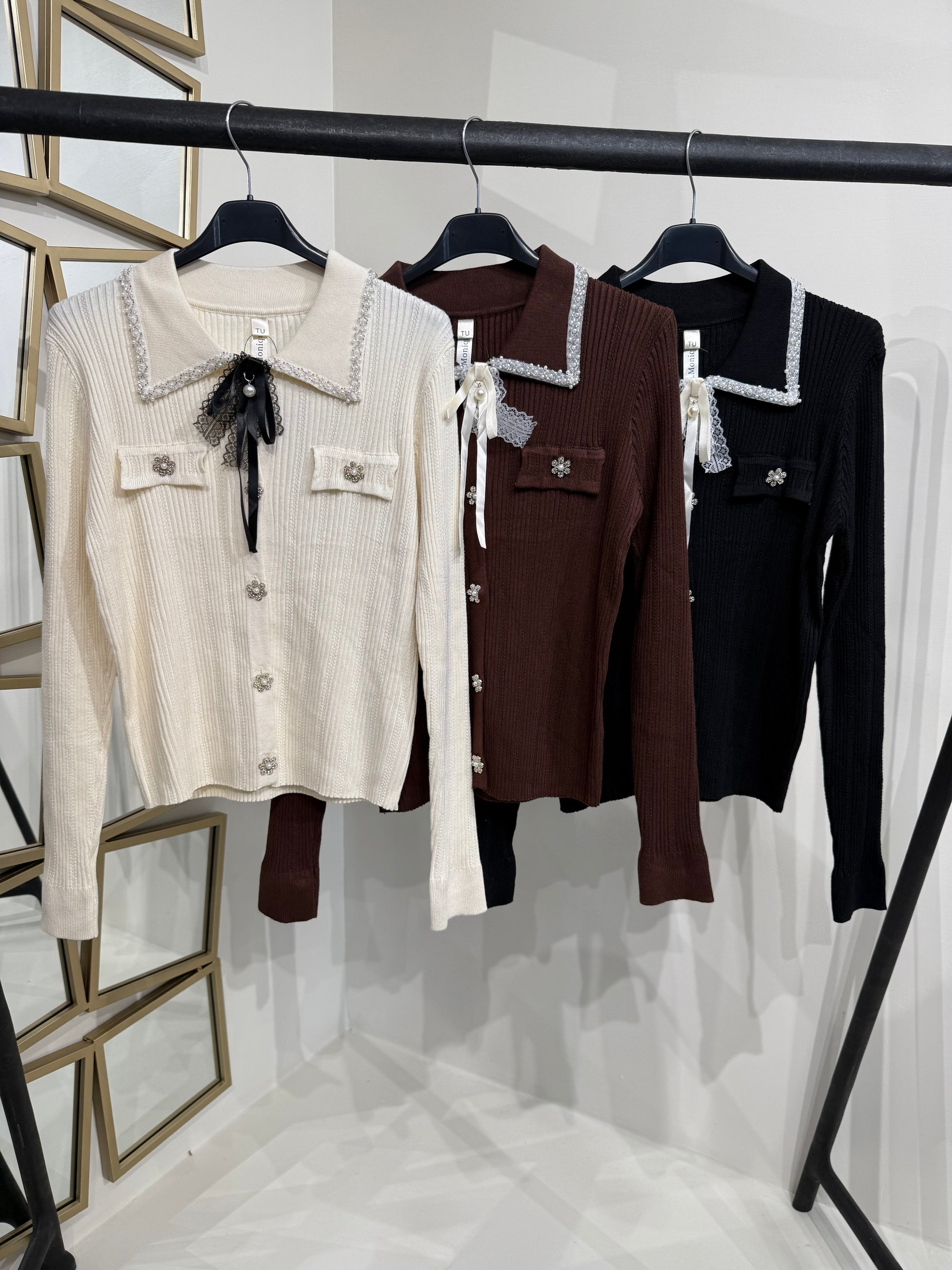 Maglioncino con perline e bottone a fiori - R.a. Boutique