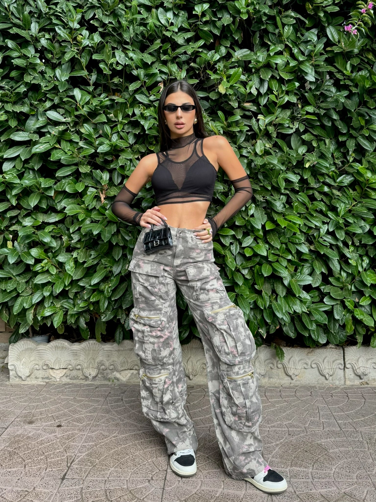 Top nero in velo con manicotti - R.a. Boutique 