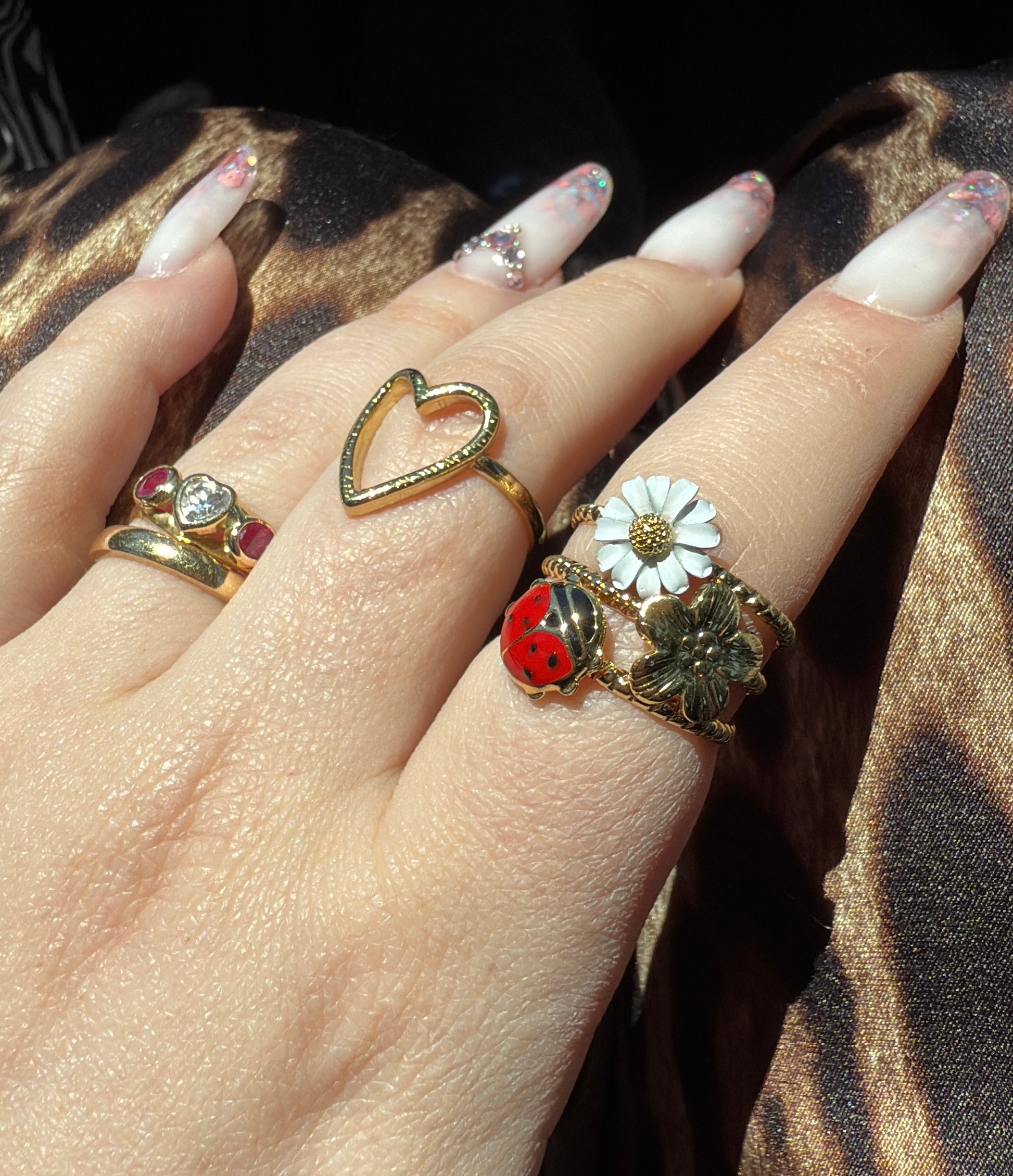 Anello tre cerchi oro e coccinella - R.a. Boutique