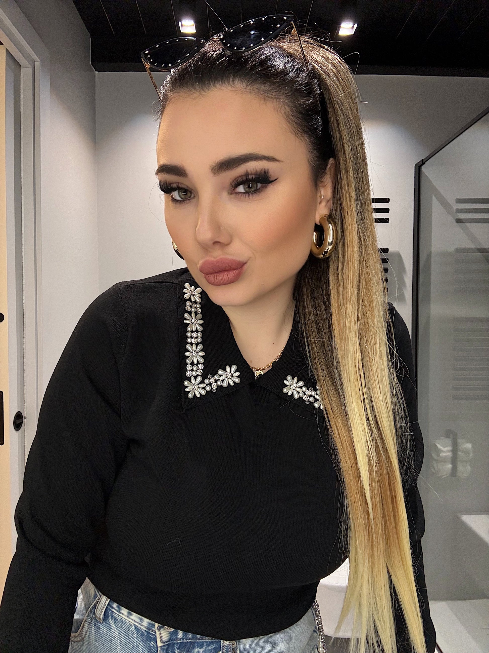 Maglioncino nero con strass e perle - R.a. Boutique