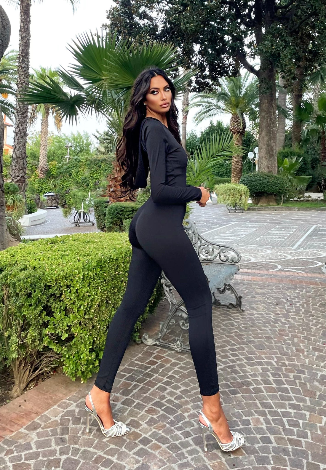 Tuta nera con cappuccio schiena incrociata - R.a. Boutique 