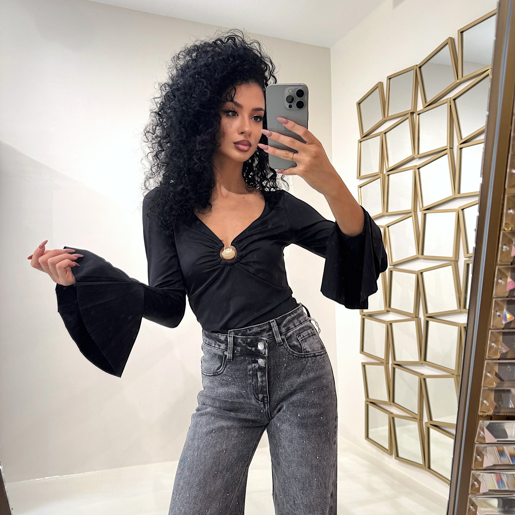 Blusa Elegante con gioiello e Maniche Svasate - R.a. Boutique