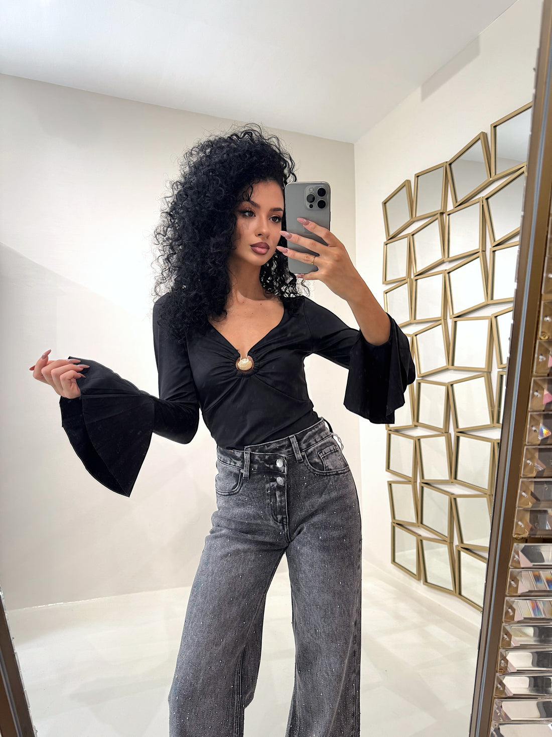 Blusa Elegante con gioiello e Maniche Svasate - R.a. Boutique