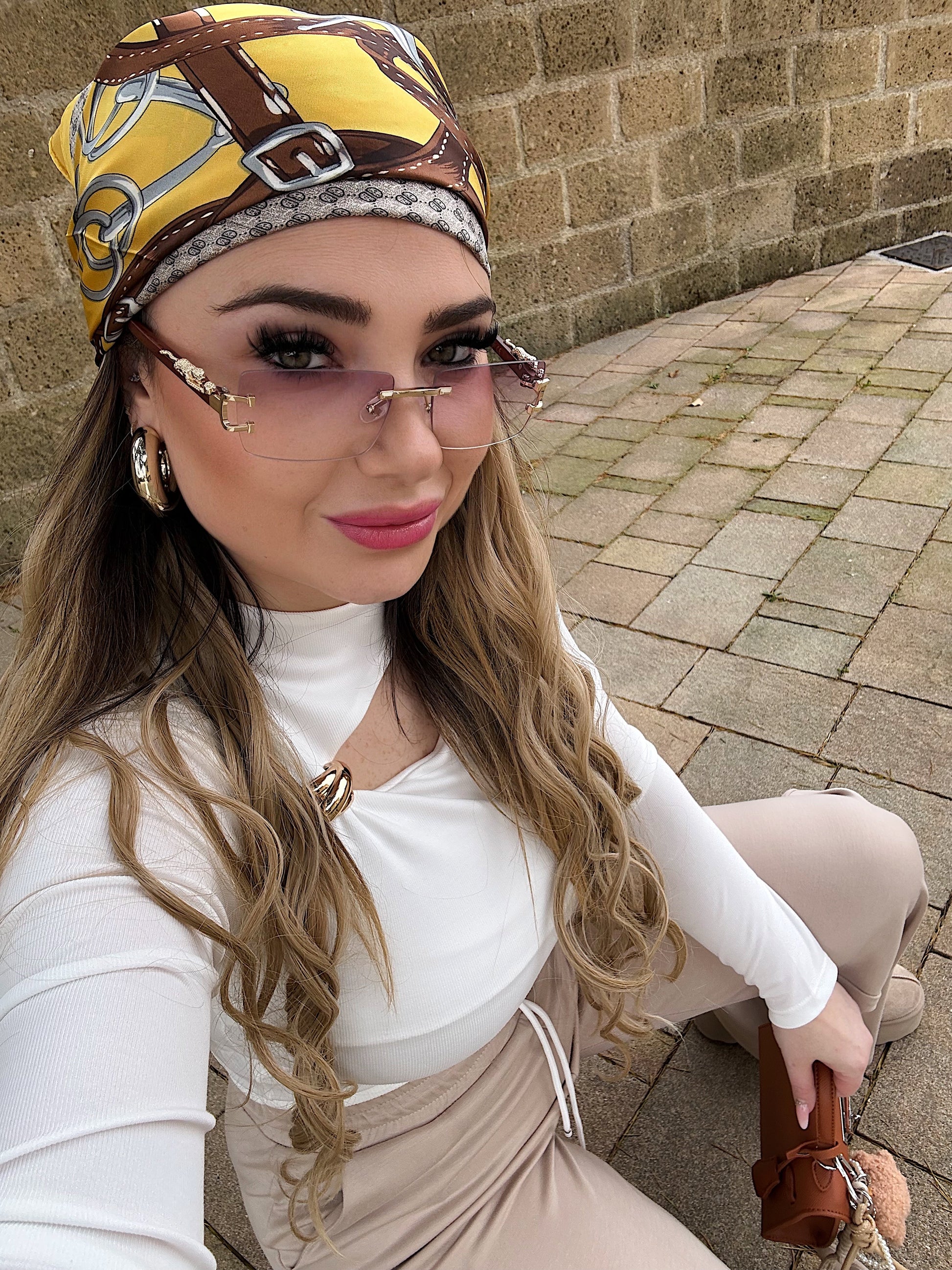 Maglia con spacco e gioiello oro - R.a. Boutique