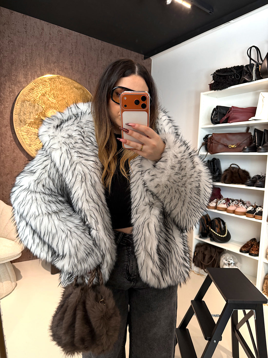 Pelliccia Ecologica con Dettaglio Nero – Oversize Glam - R.a. Boutique