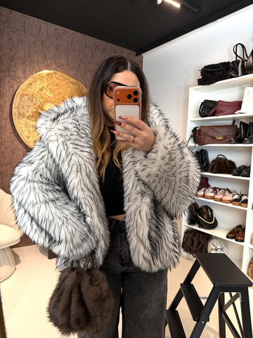 Pelliccia Ecologica con Dettaglio Nero – Oversize Glam - R.a. Boutique