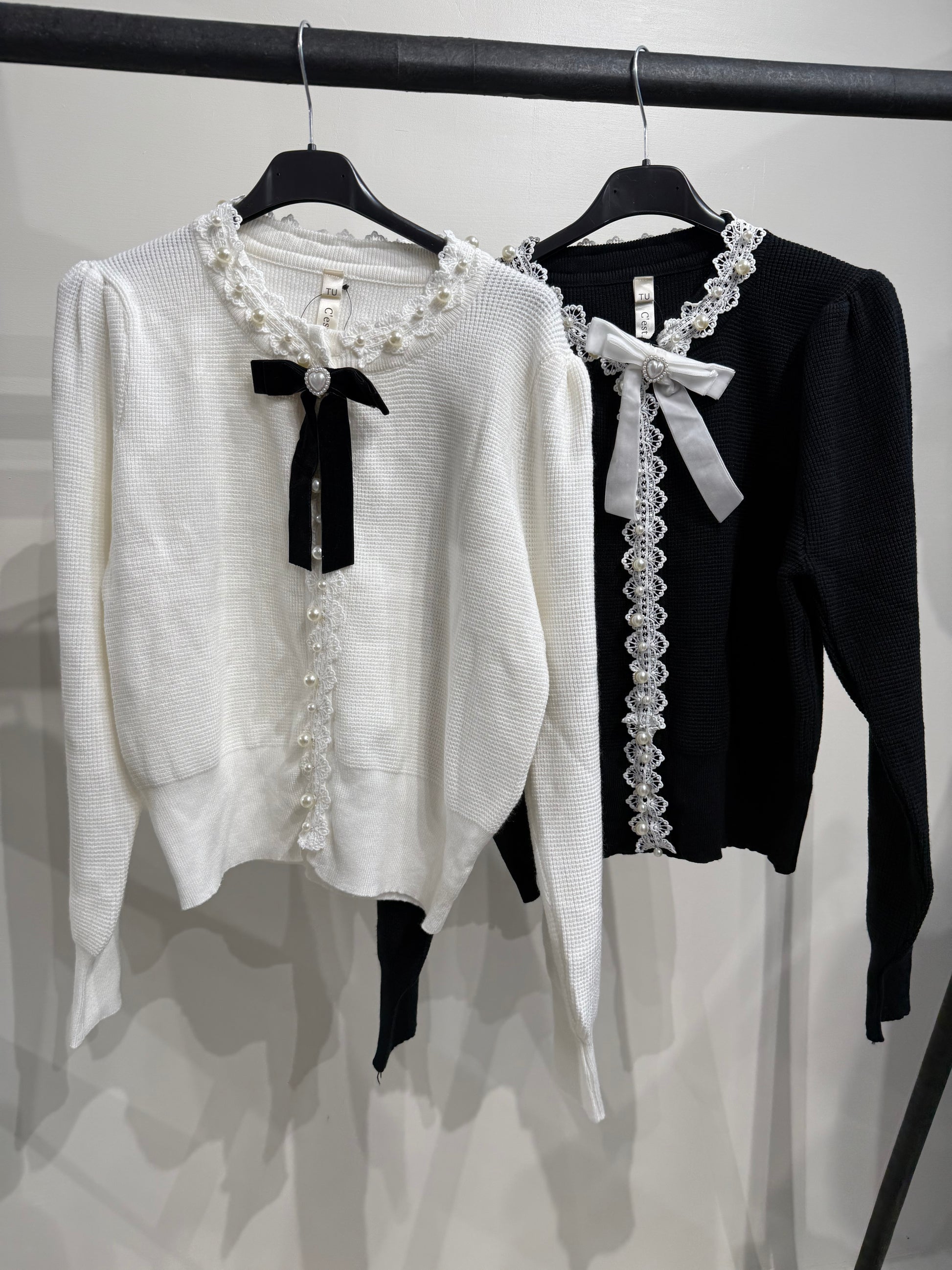 Maglioncino con perle e fiocco - R.a. Boutique