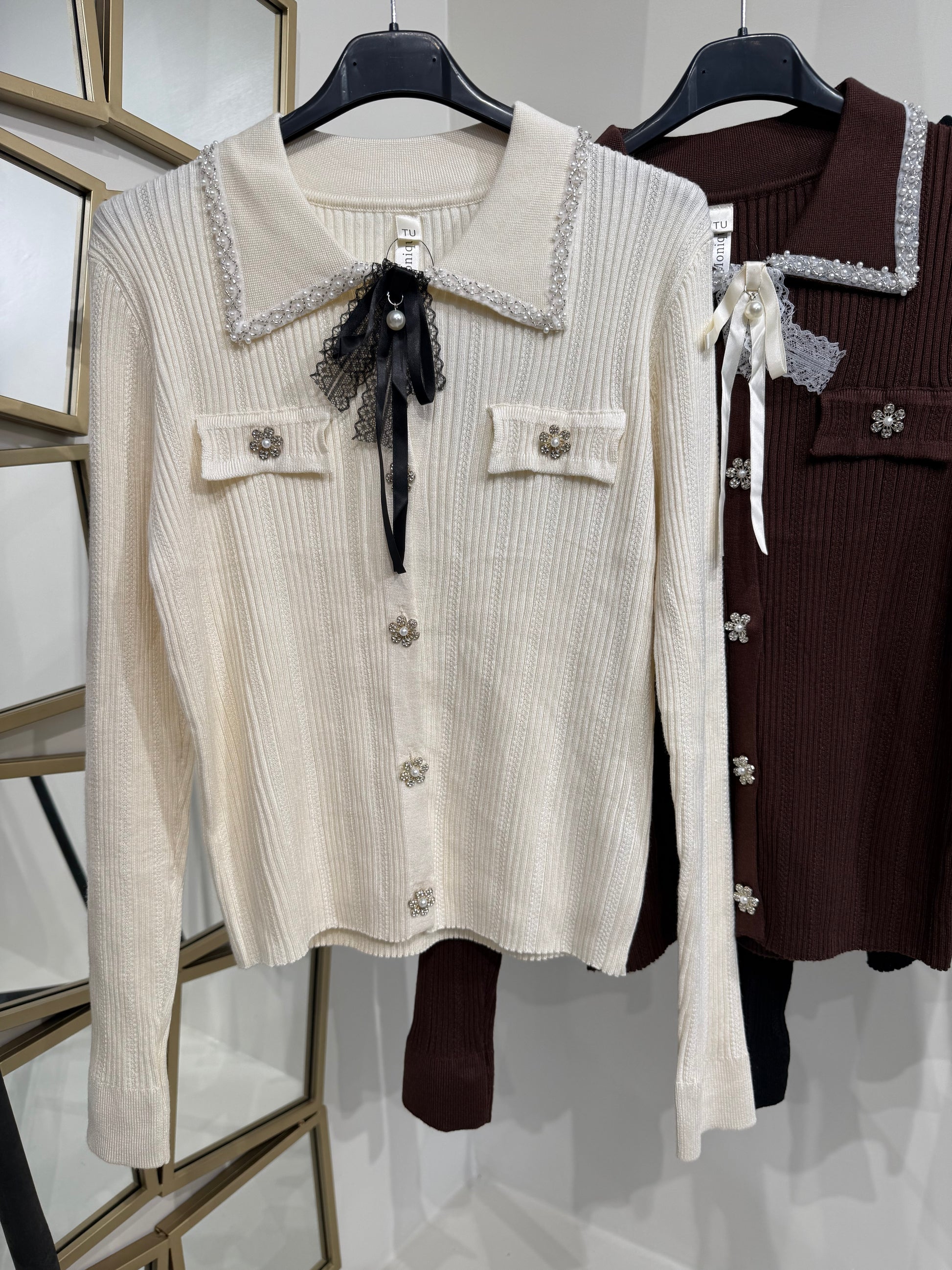 Maglioncino con perline e bottone a fiori - R.a. Boutique