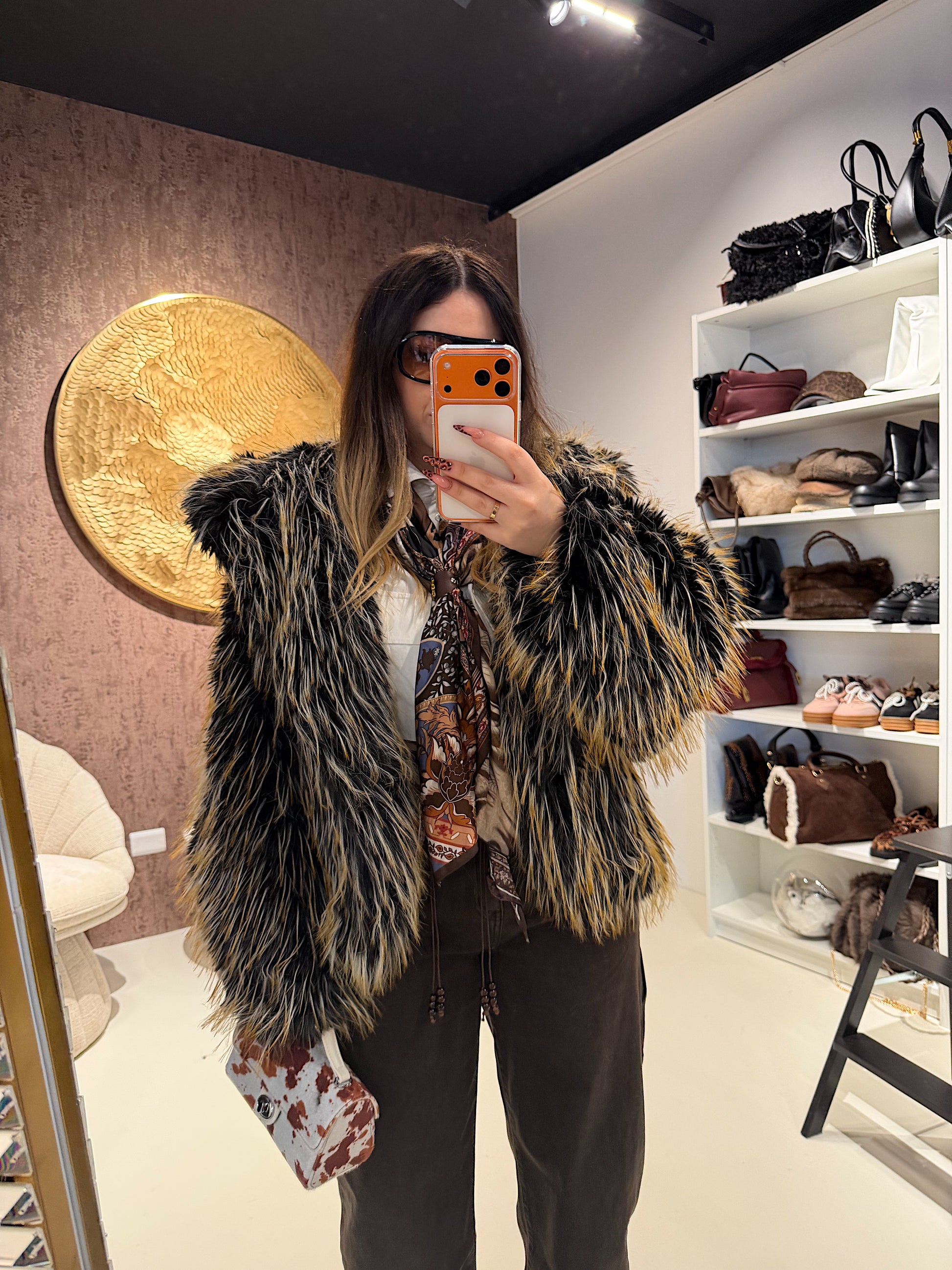 Pelliccia Ecologica con Dettaglio Nero – Oversize Glam - R.a. Boutique