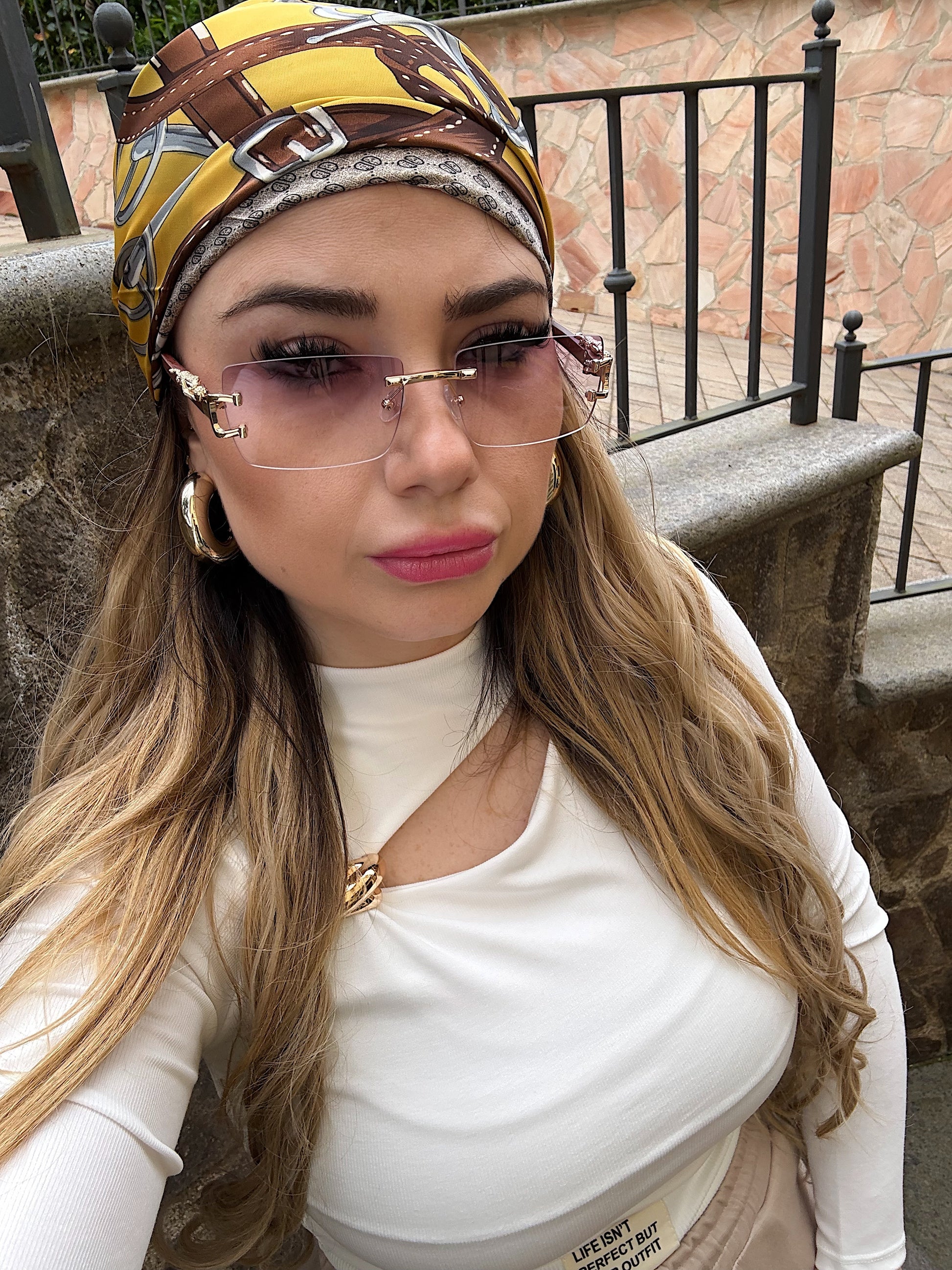 Maglia con spacco e gioiello oro - R.a. Boutique