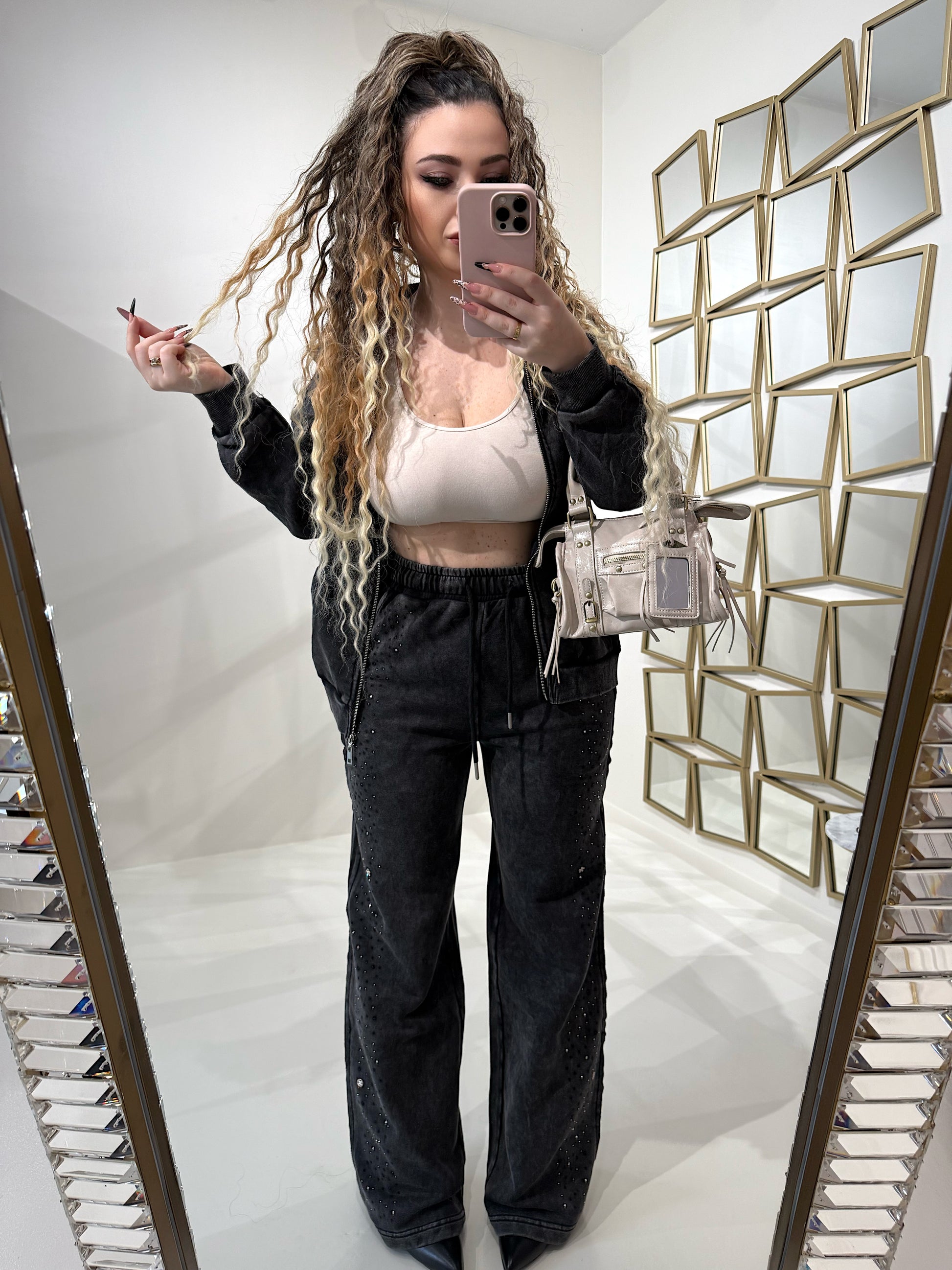 Completo con felpa over e brillantini pantalone a zampa - R.a. Boutique