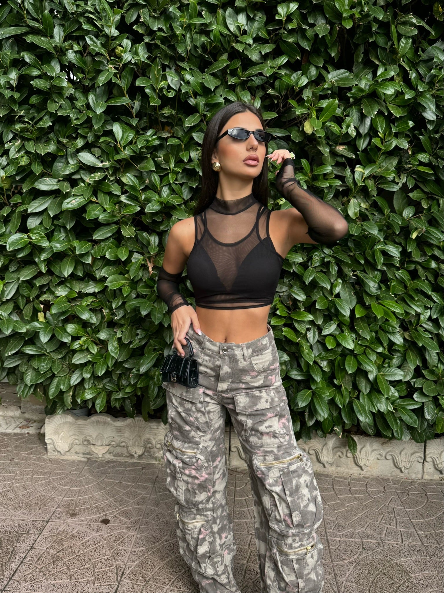 Top nero in velo con manicotti - R.a. Boutique 