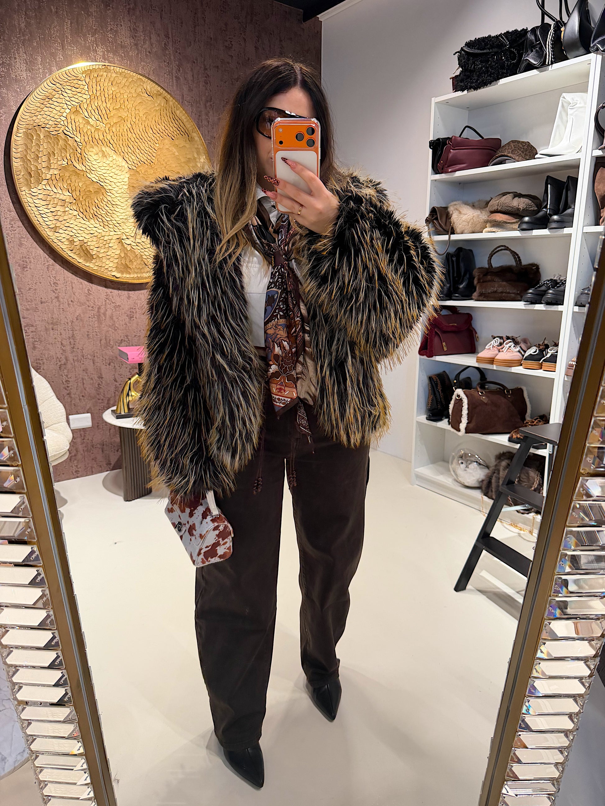 Pelliccia Ecologica con Dettaglio Nero – Oversize Glam - R.a. Boutique
