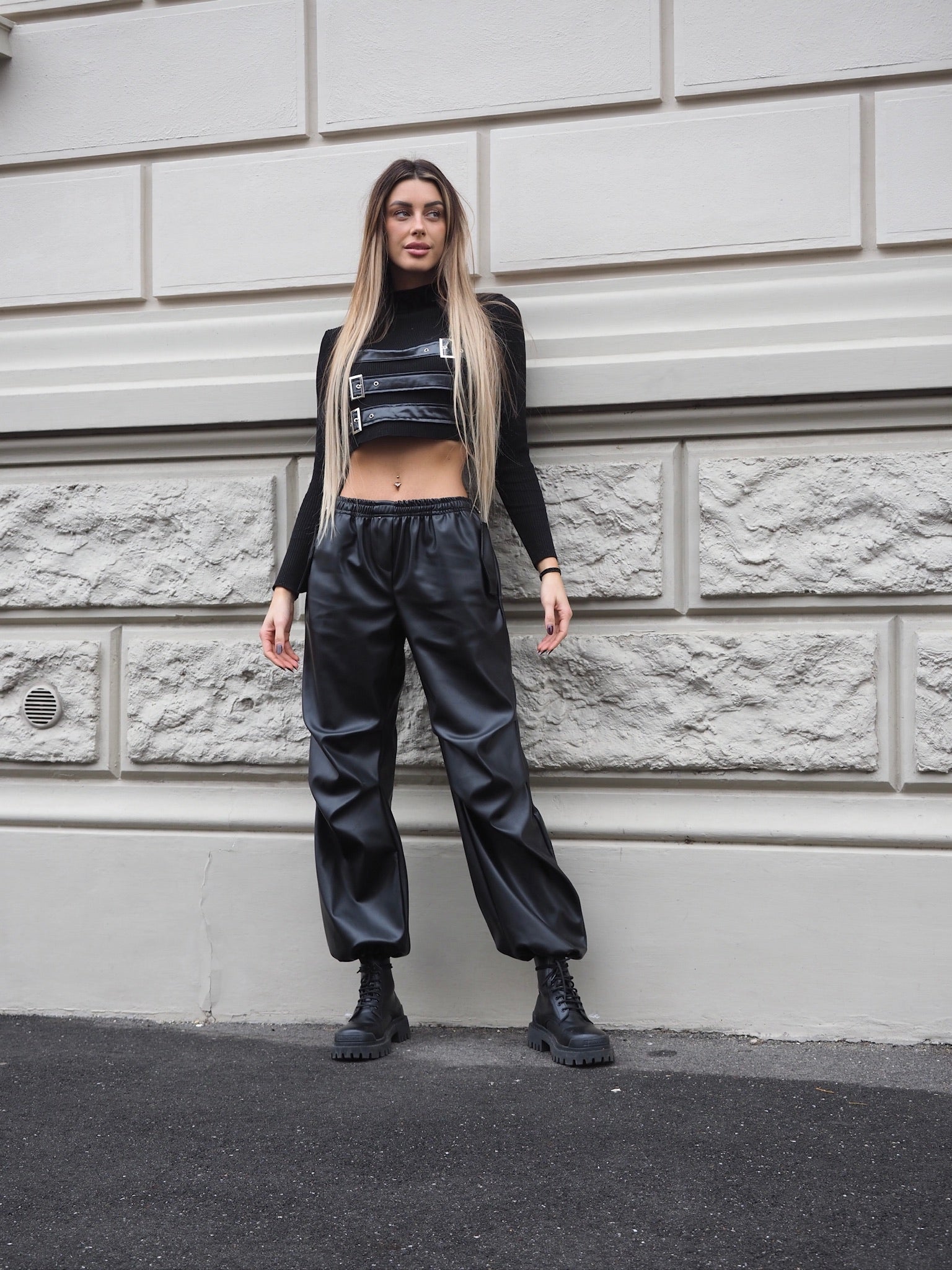 Maglioncino nero con fibbie - R.a. Boutique 