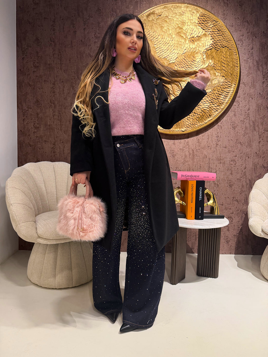 Cappotto con fodera animalier e spille