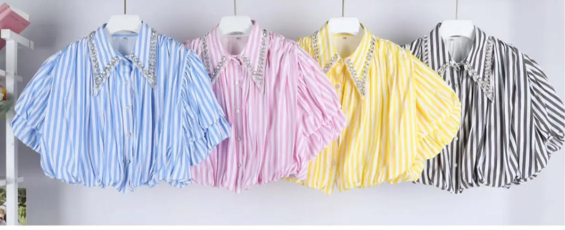 Camicetta con strass al collo e righe - R.a. Boutique