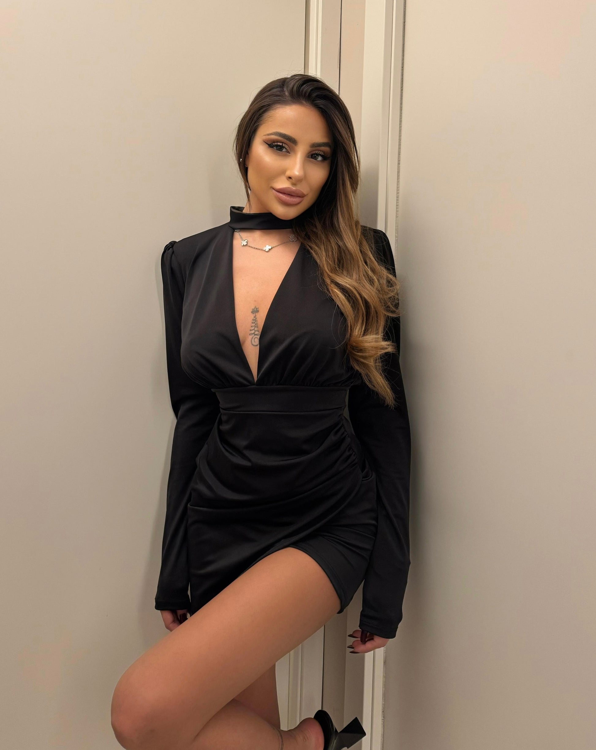 Abito nero con doppio scollo e gonna a portafoglio - R.a. Boutique