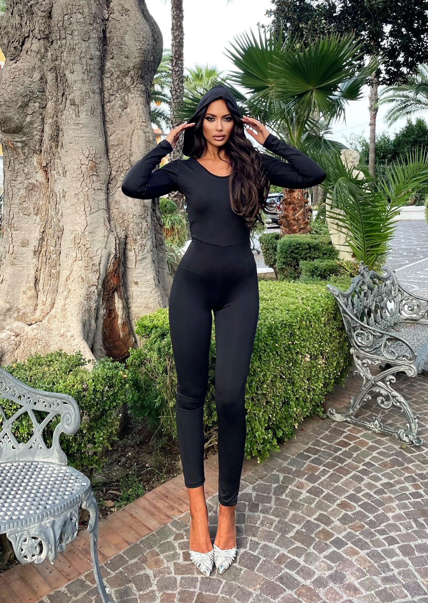 Tuta nera con cappuccio schiena incrociata - R.a. Boutique 