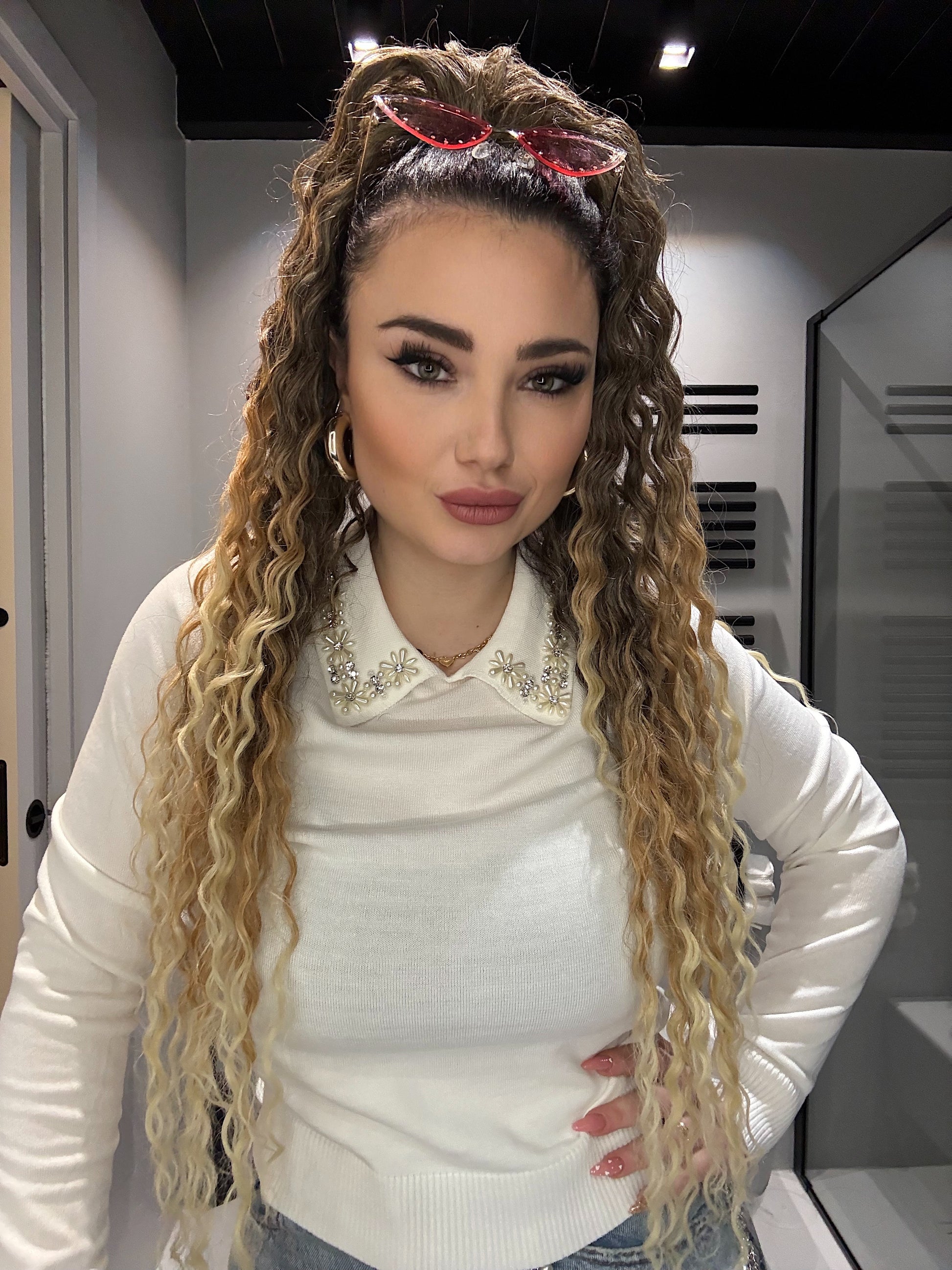 Maglioncino bianco con strass e perle - R.a. Boutique