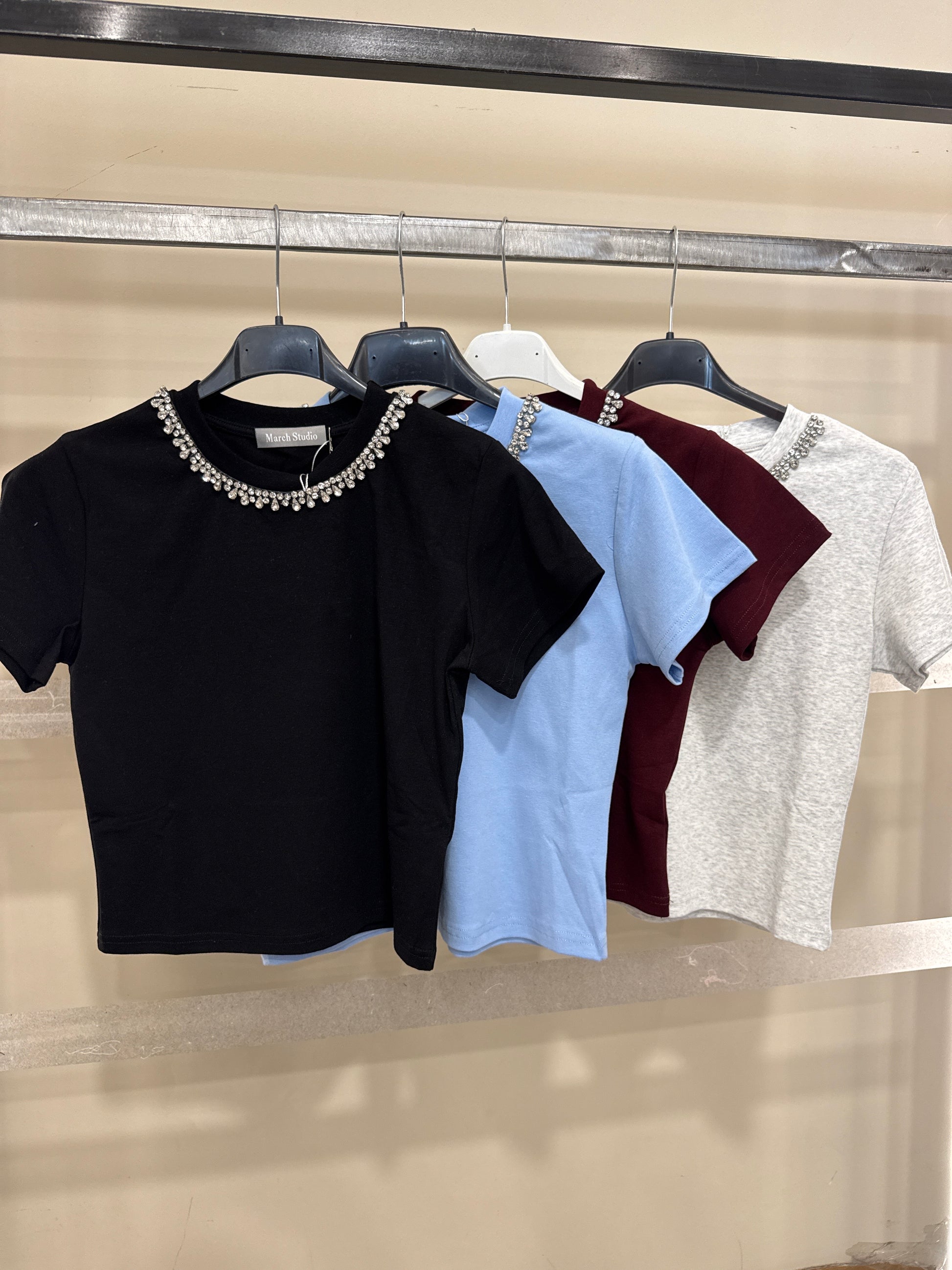 T-shirt crop con strass al collo - R.a. Boutique