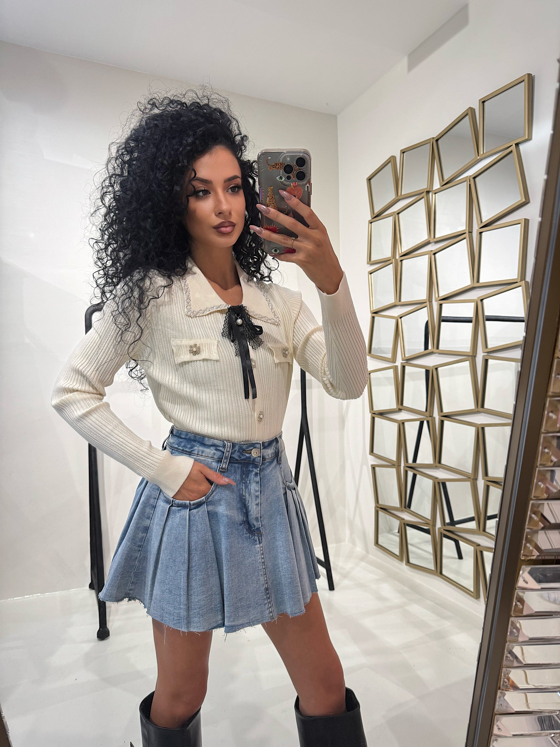 Maglioncino con perline e bottone a fiori - R.a. Boutique