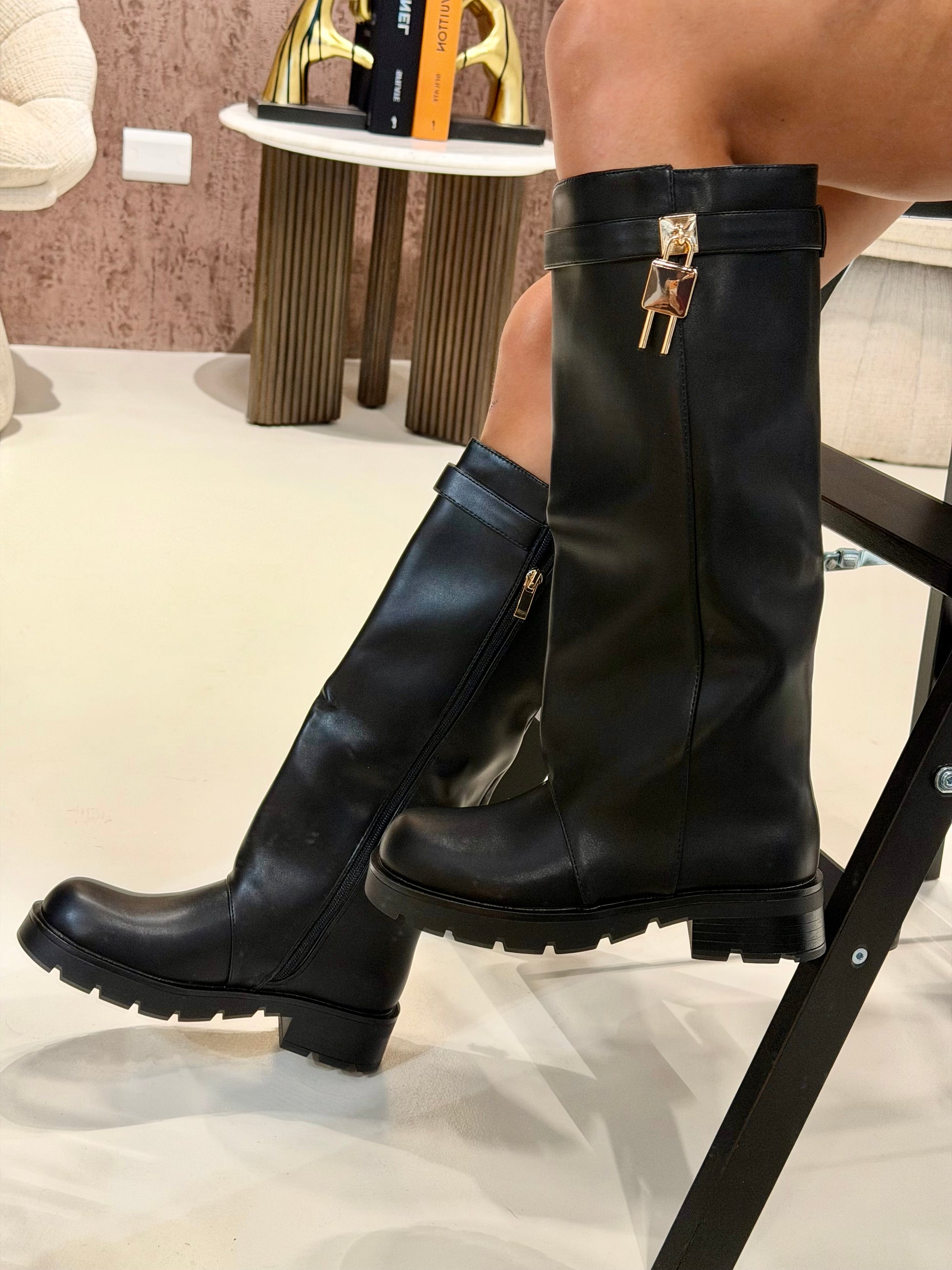 Stivale Nero con Dettaglio Lucchetto - R.a. Boutique