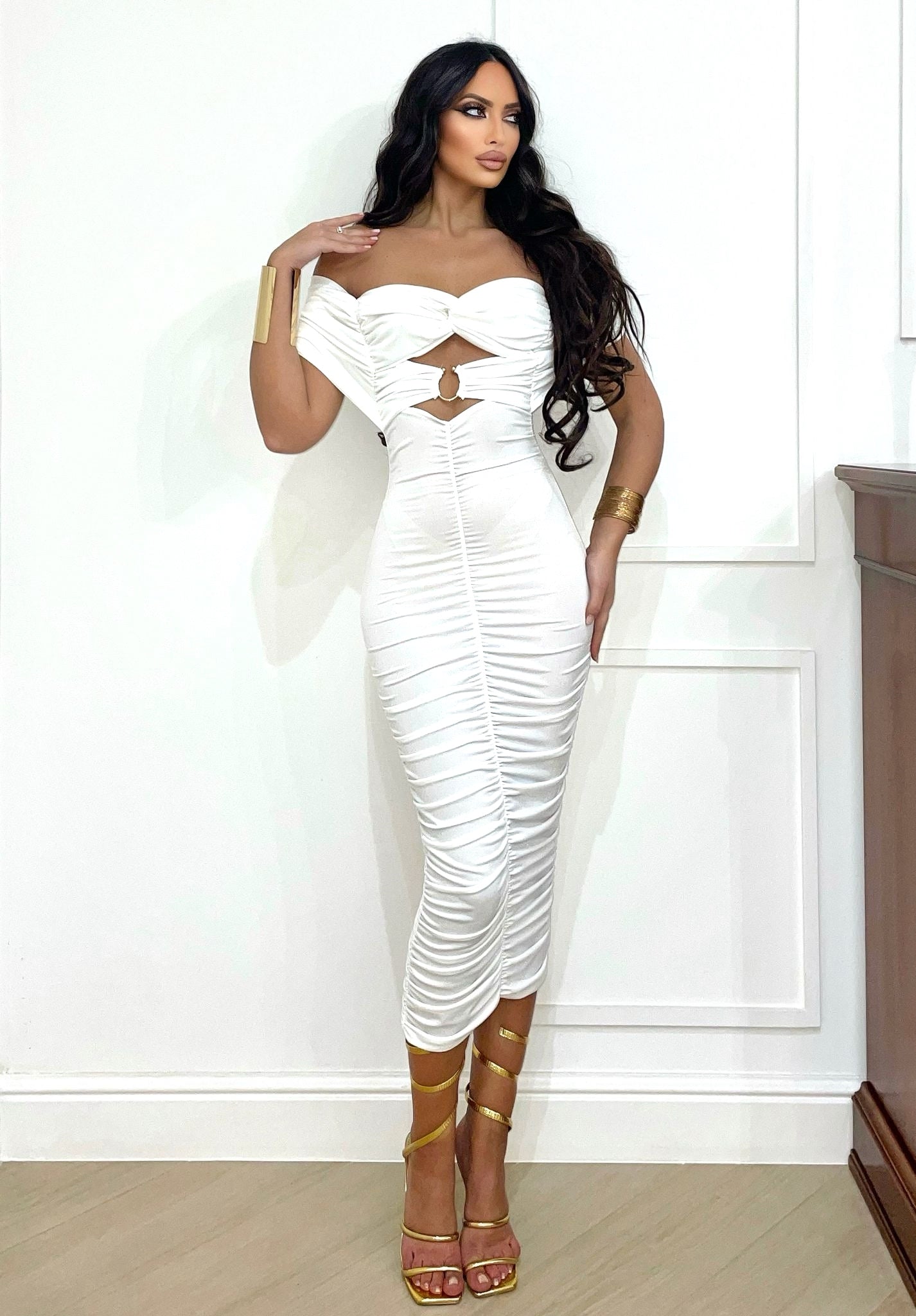 Abito midi con anello e choker al collo bianco - R.a. Boutique