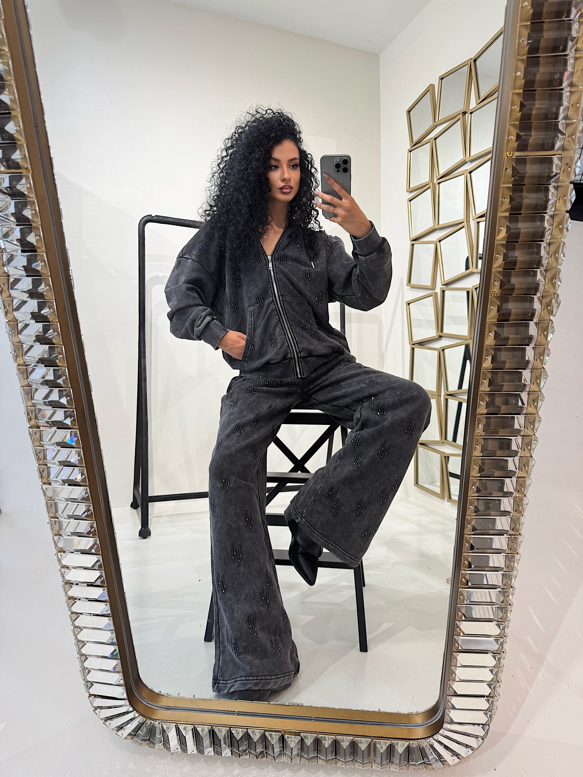 Completo con felpa over e brillantini pantalone a zampa - R.a. Boutique