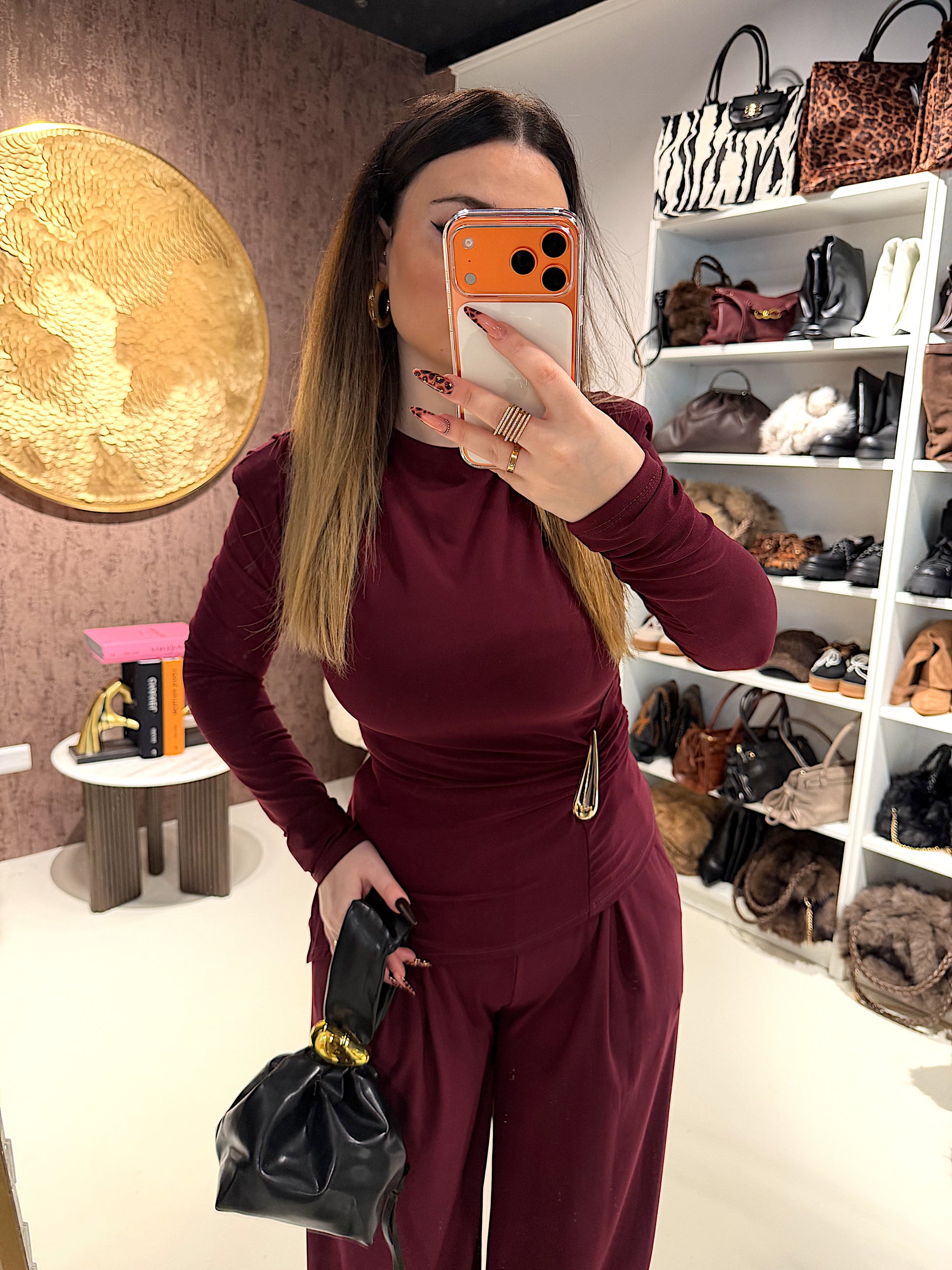 Completo due pezzi con dettaglio oro e spalline imbottite - R.a. Boutique