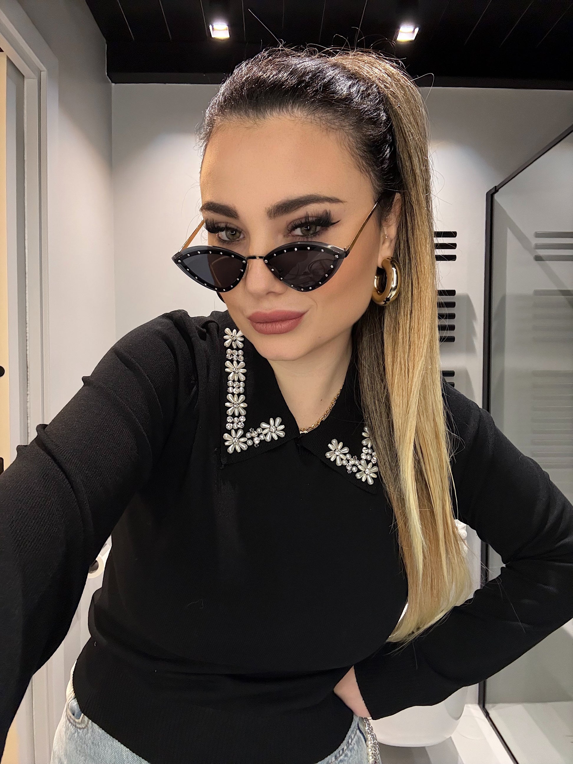 Maglioncino nero con strass e perle - R.a. Boutique