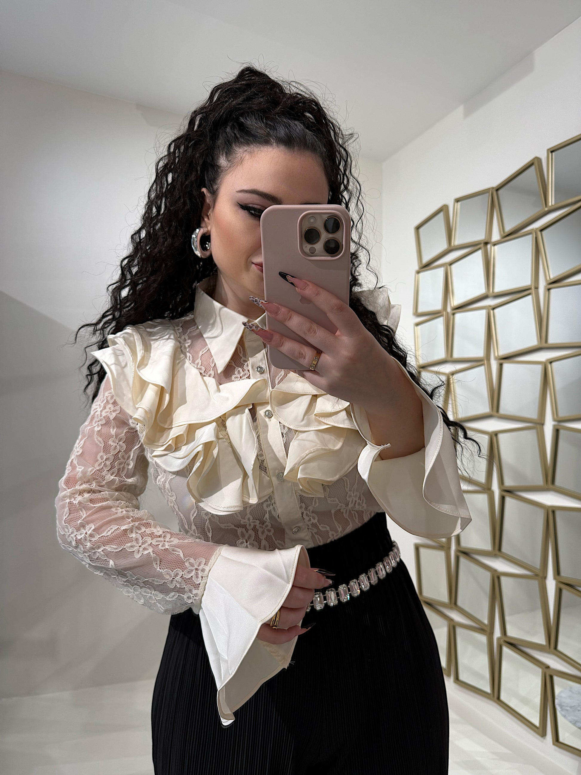 Camicetta in pizzo con voilant - R.a. Boutique