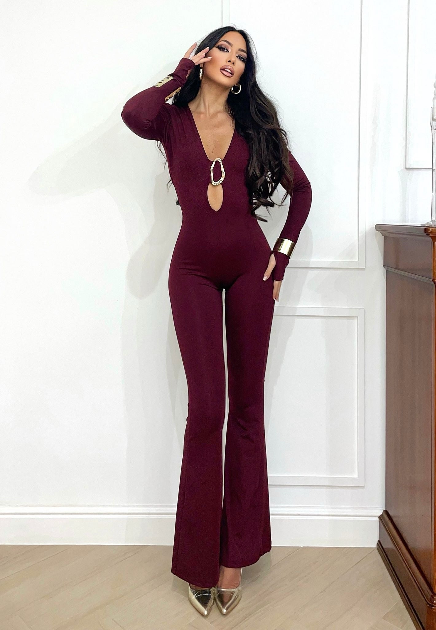 Tuta a zampa con gioiello bordeaux e schiena aperta - R.a. Boutique