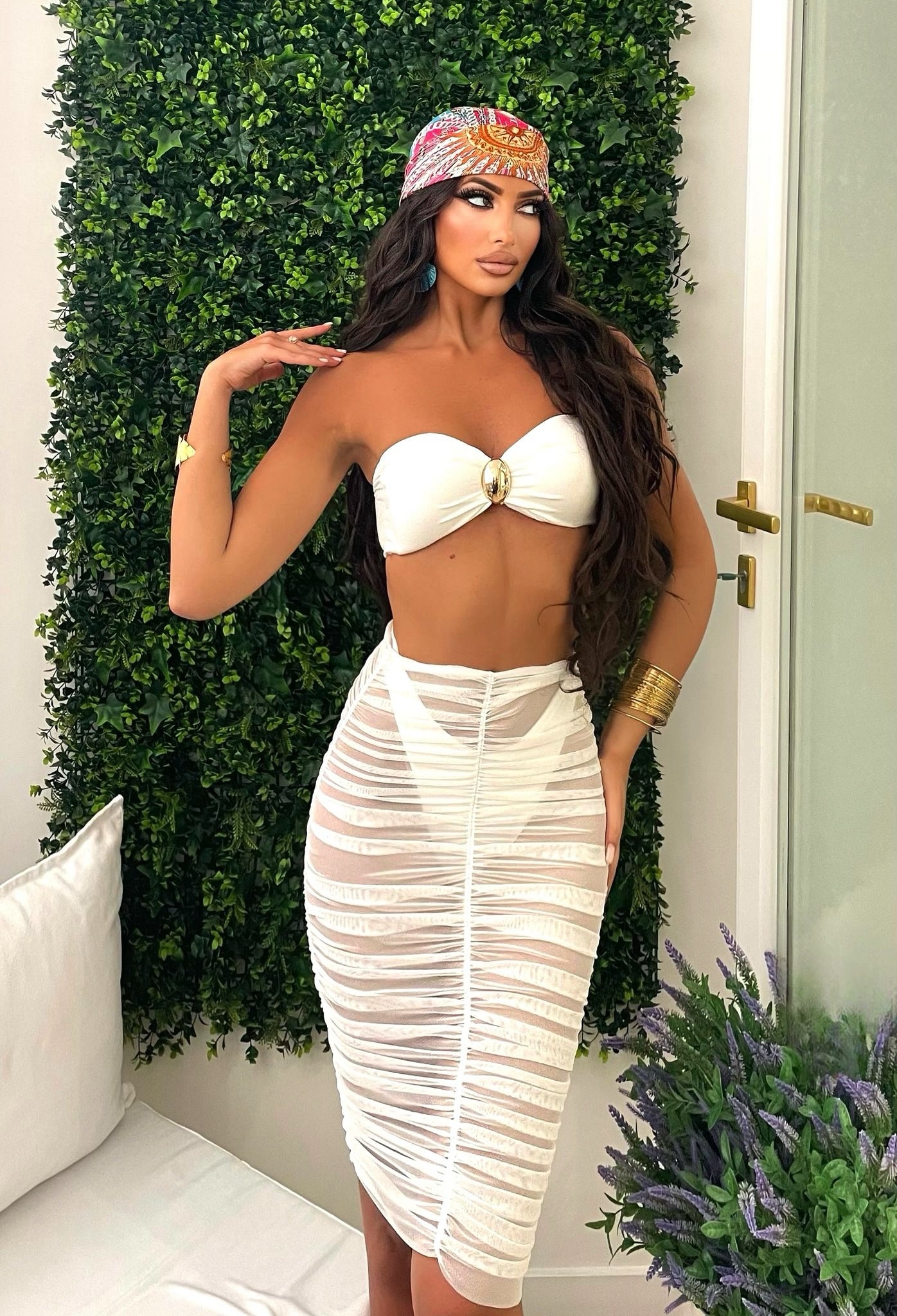 Bikini bianco tre pezzi con gioiello e gonna drappeggiata - R.a. Boutique