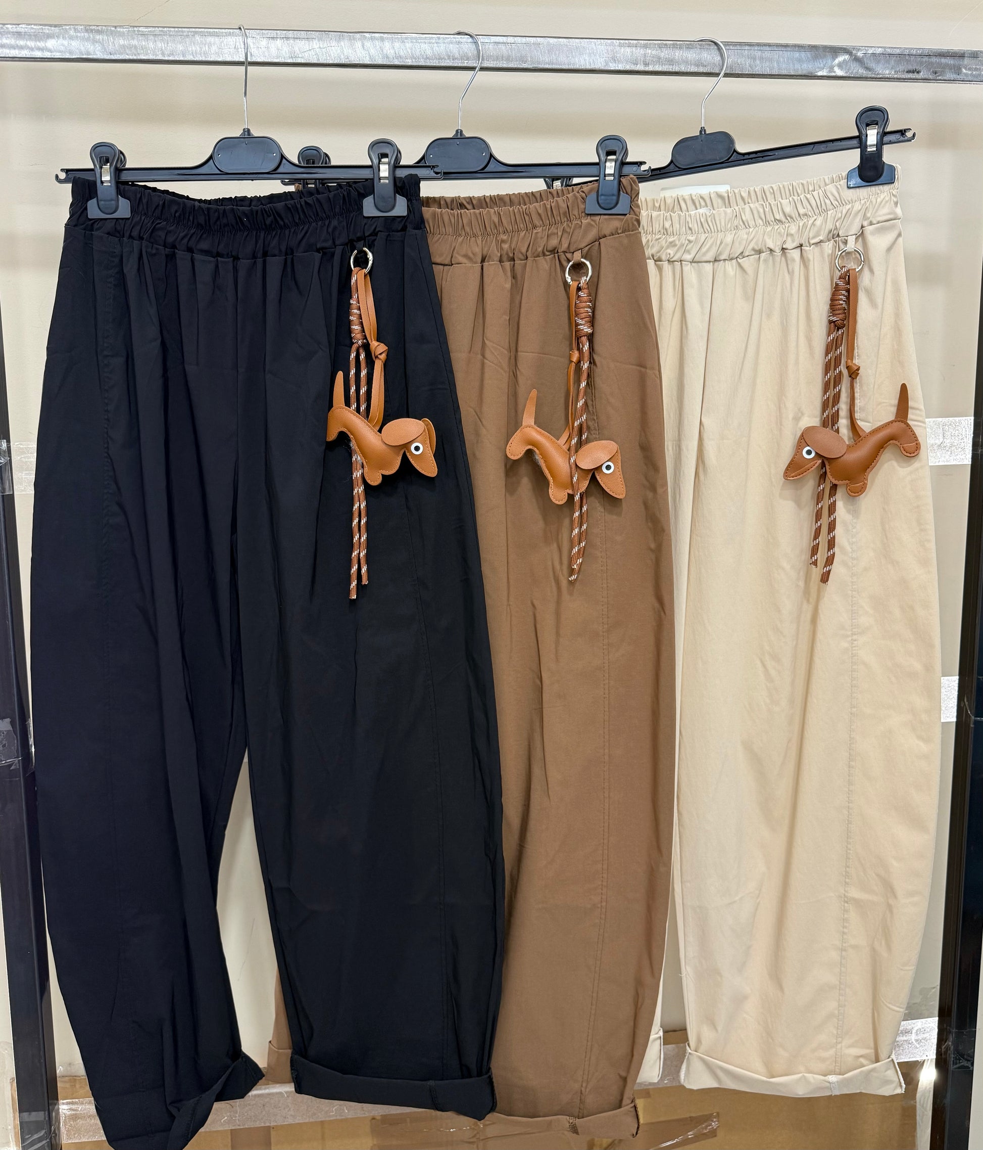 Pantalone con charm dog - R.a. Boutique