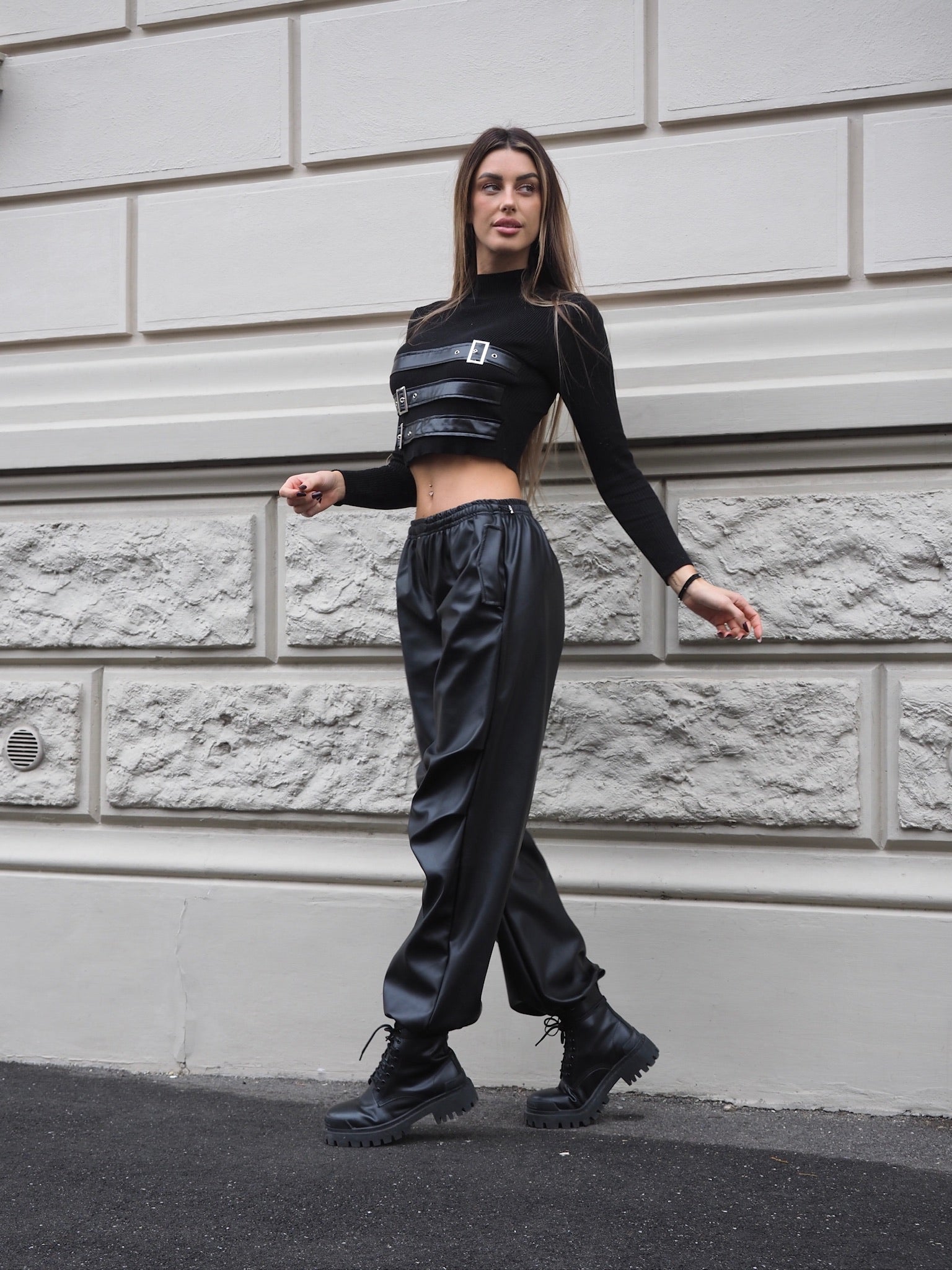 Maglioncino nero con fibbie - R.a. Boutique 