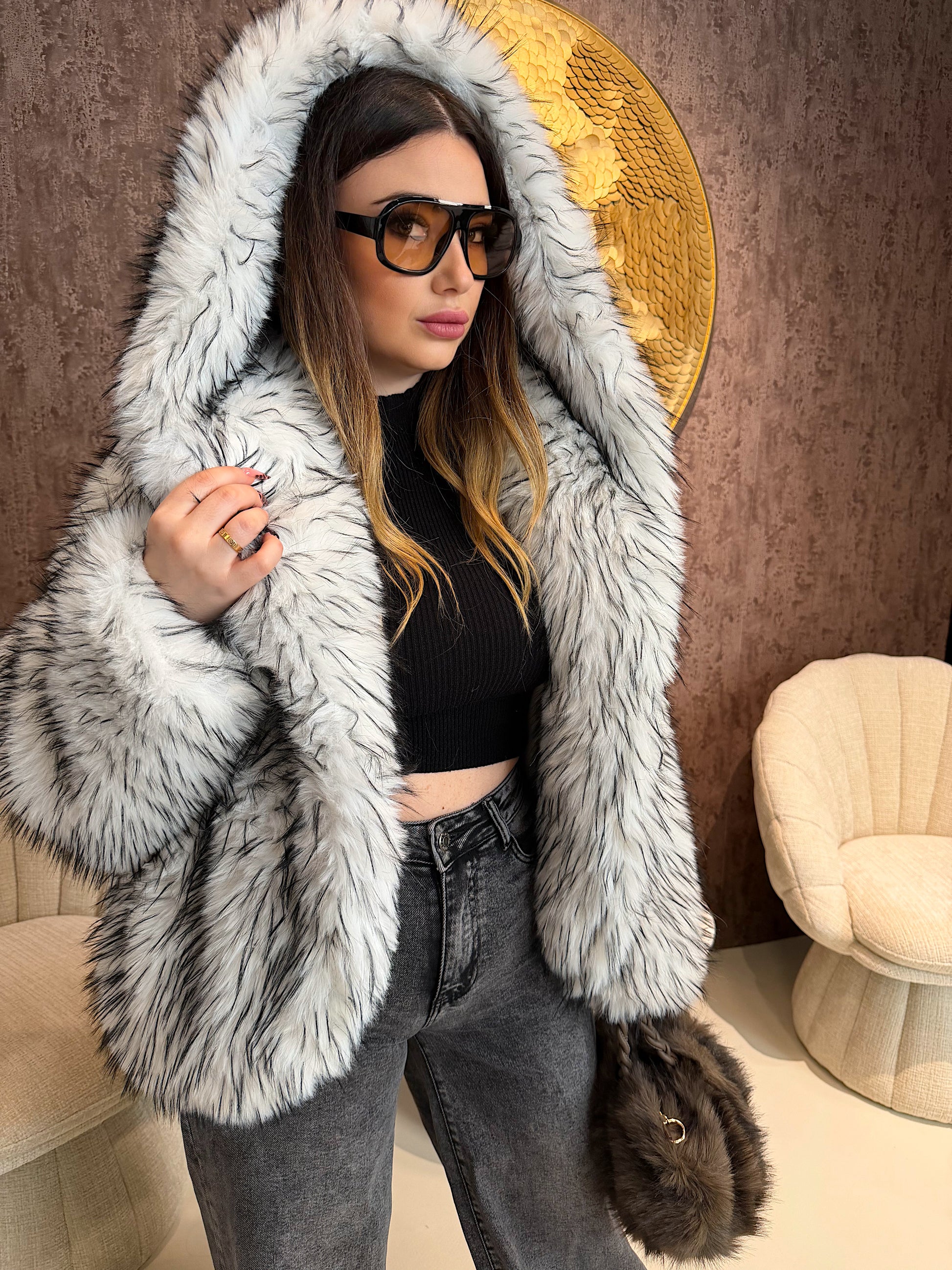 Pelliccia Ecologica con Dettaglio Nero – Oversize Glam - R.a. Boutique