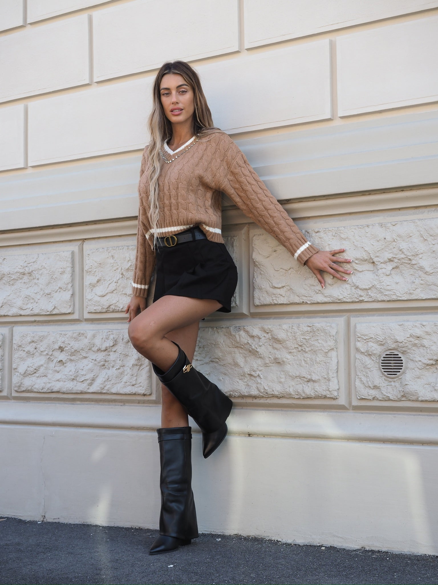 Maglione Camel con scollo e strass - R.a. Boutique 