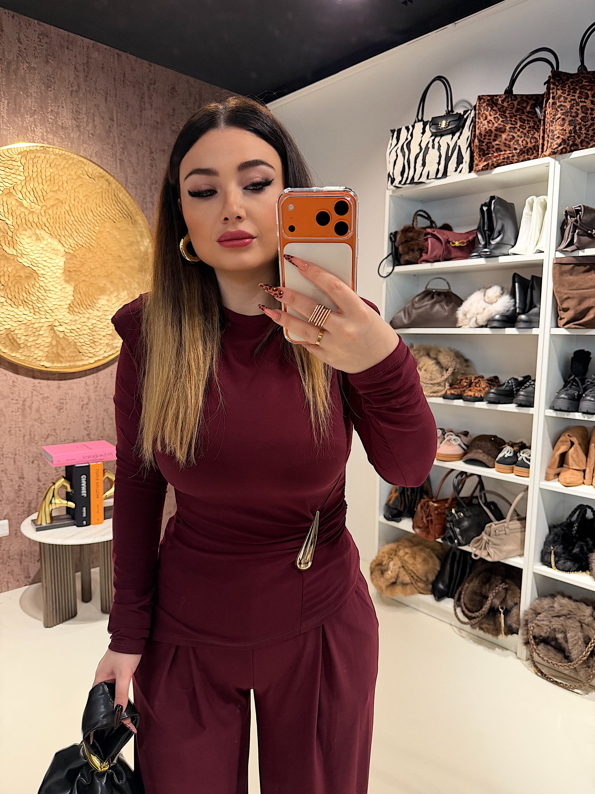 Completo due pezzi con dettaglio oro e spalline imbottite - R.a. Boutique