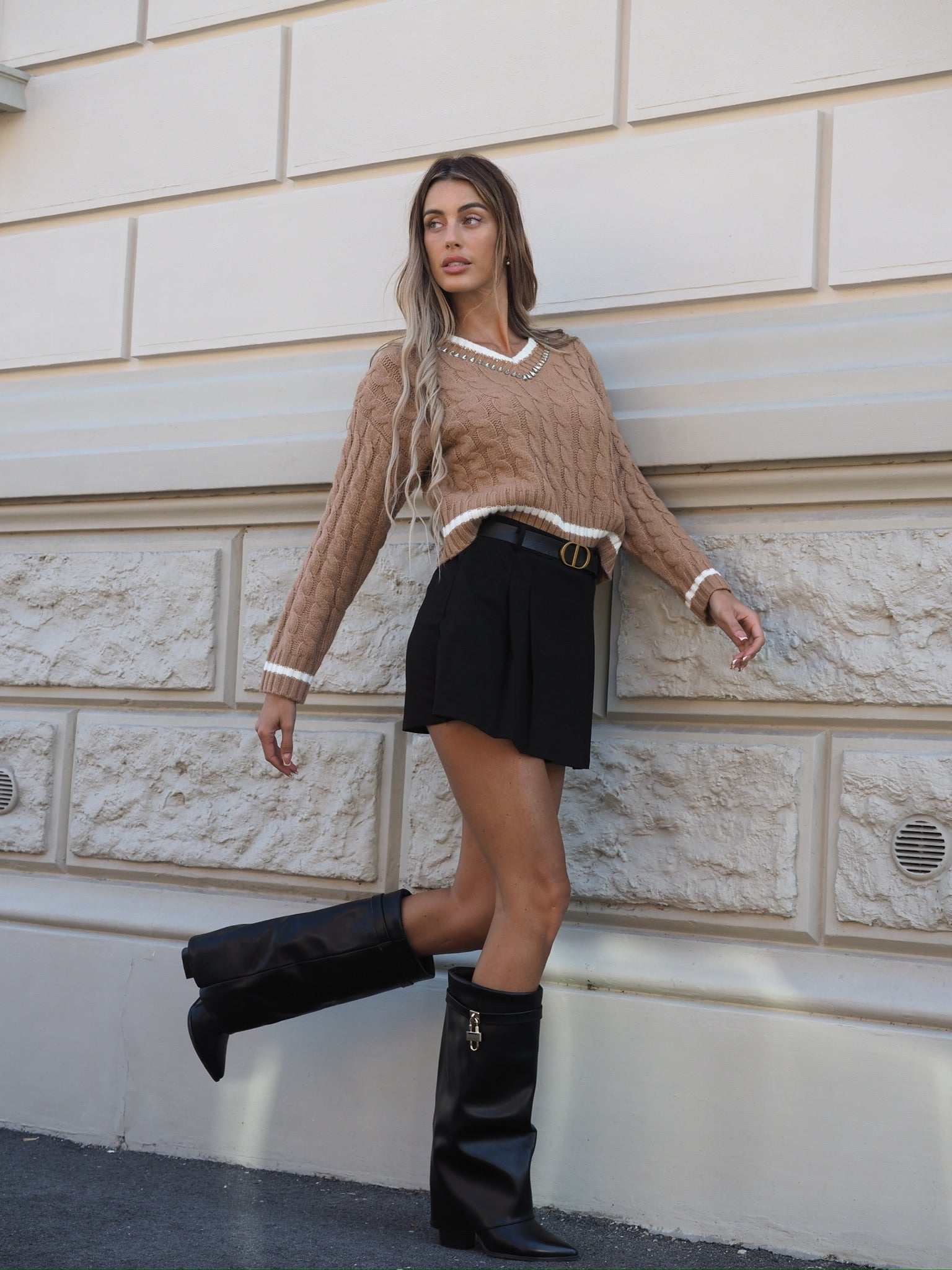 Maglione Camel con scollo e strass - R.a. Boutique 