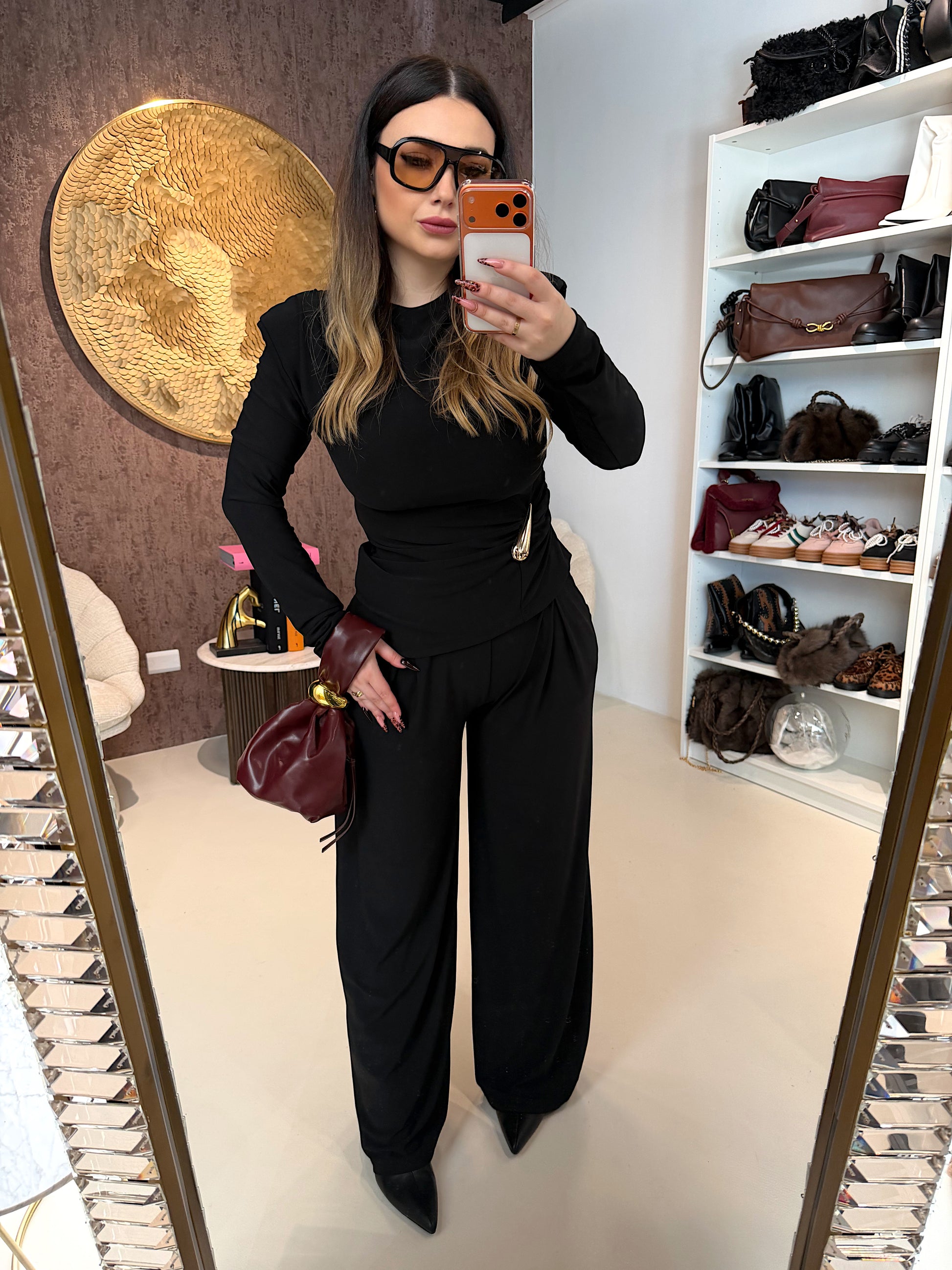 Completo due pezzi con dettaglio oro e spalline imbottite - R.a. Boutique