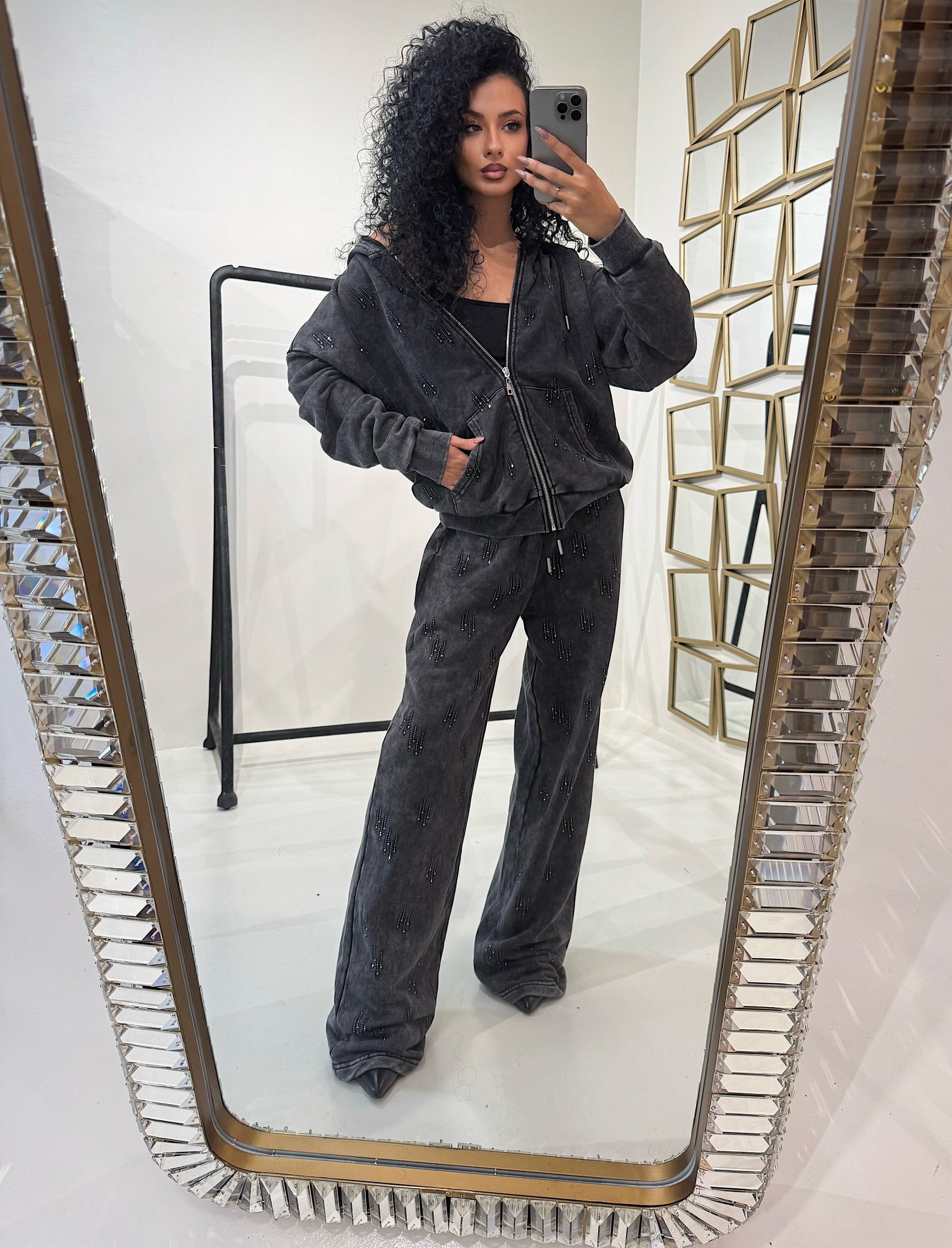 Completo con felpa over e brillantini pantalone a zampa - R.a. Boutique