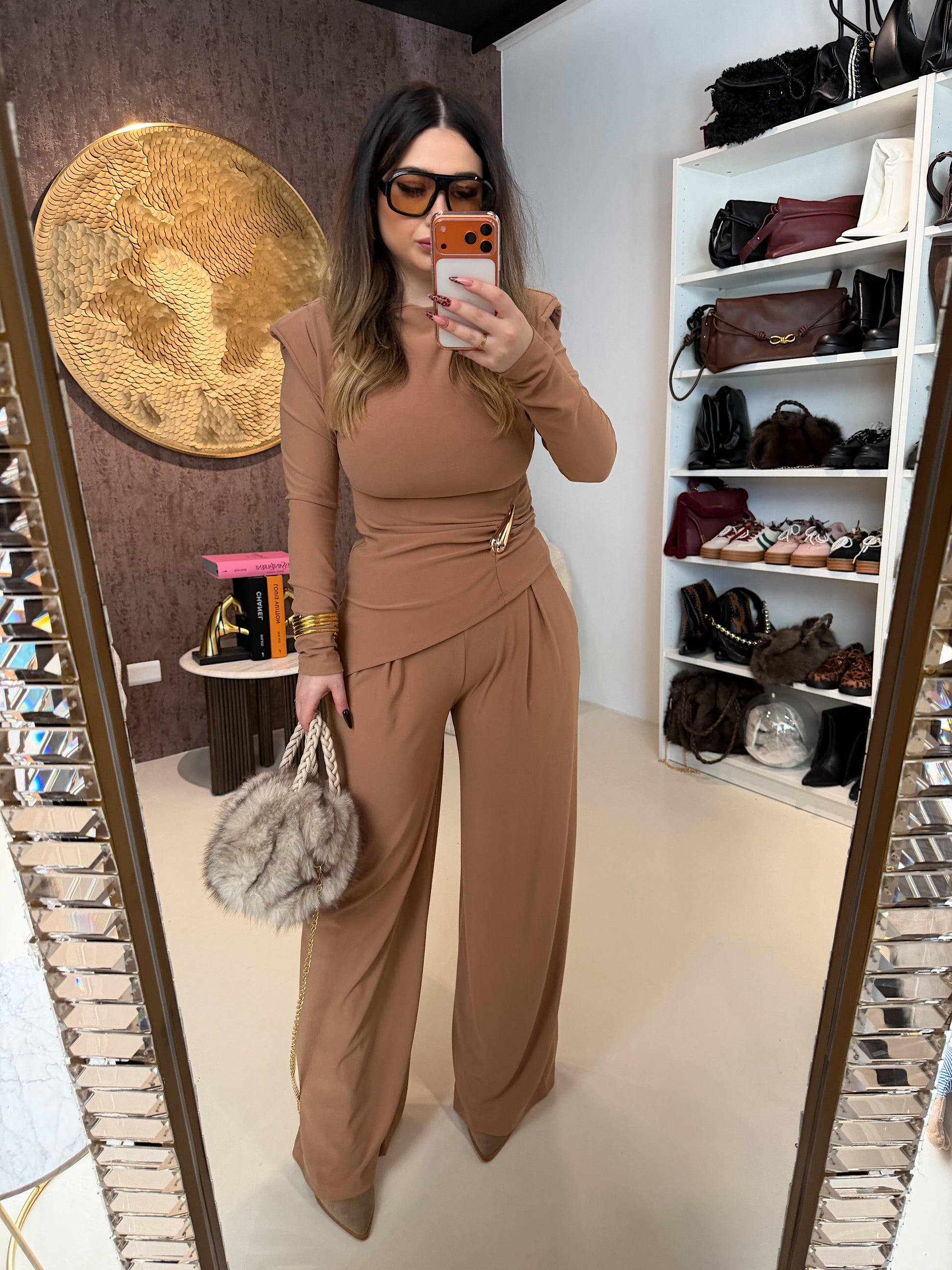 Completo due pezzi con dettaglio oro e spalline imbottite - R.a. Boutique