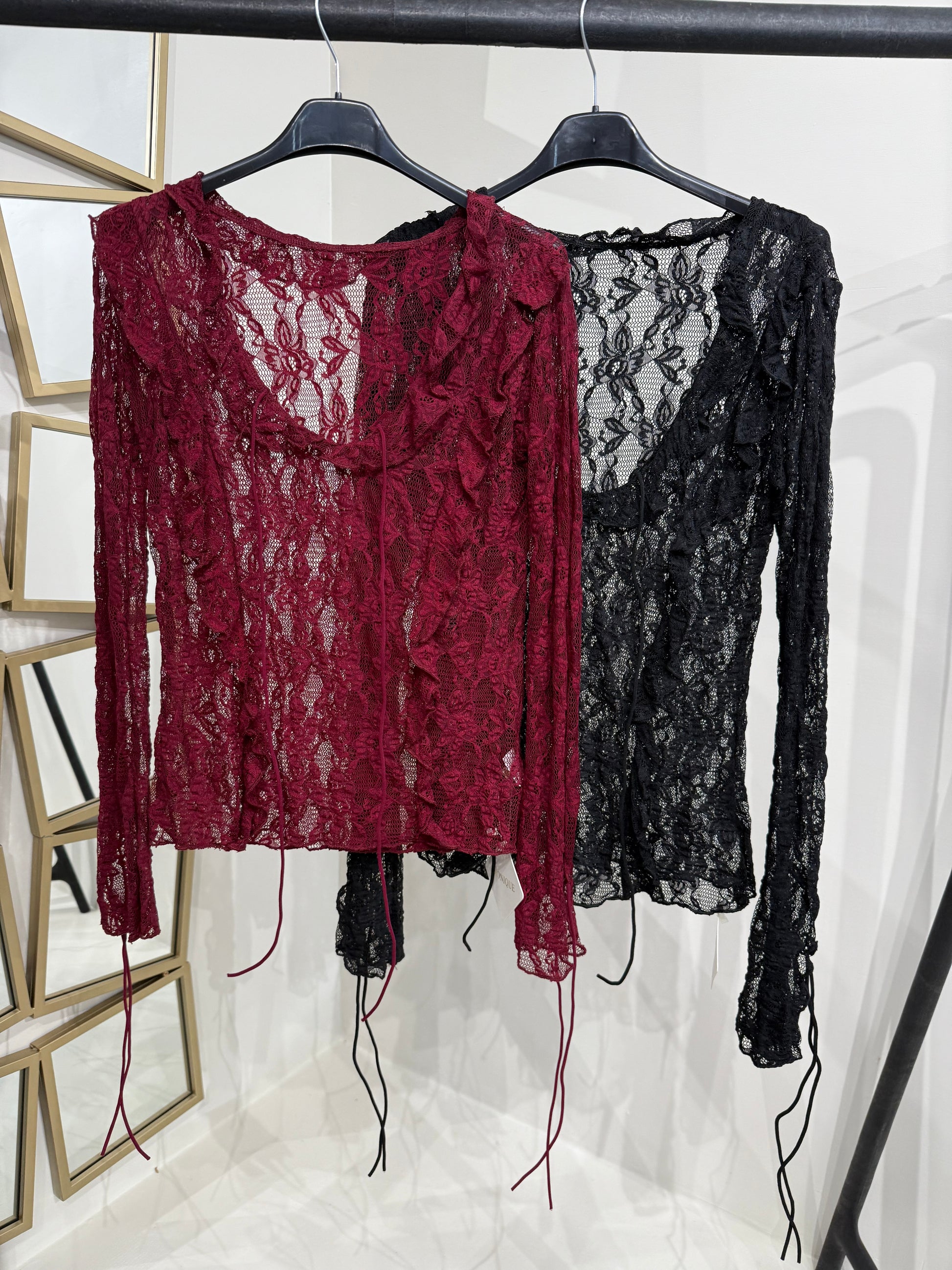 Blusa in pizzo con scollo e lacci sulla manica - R.a. Boutique