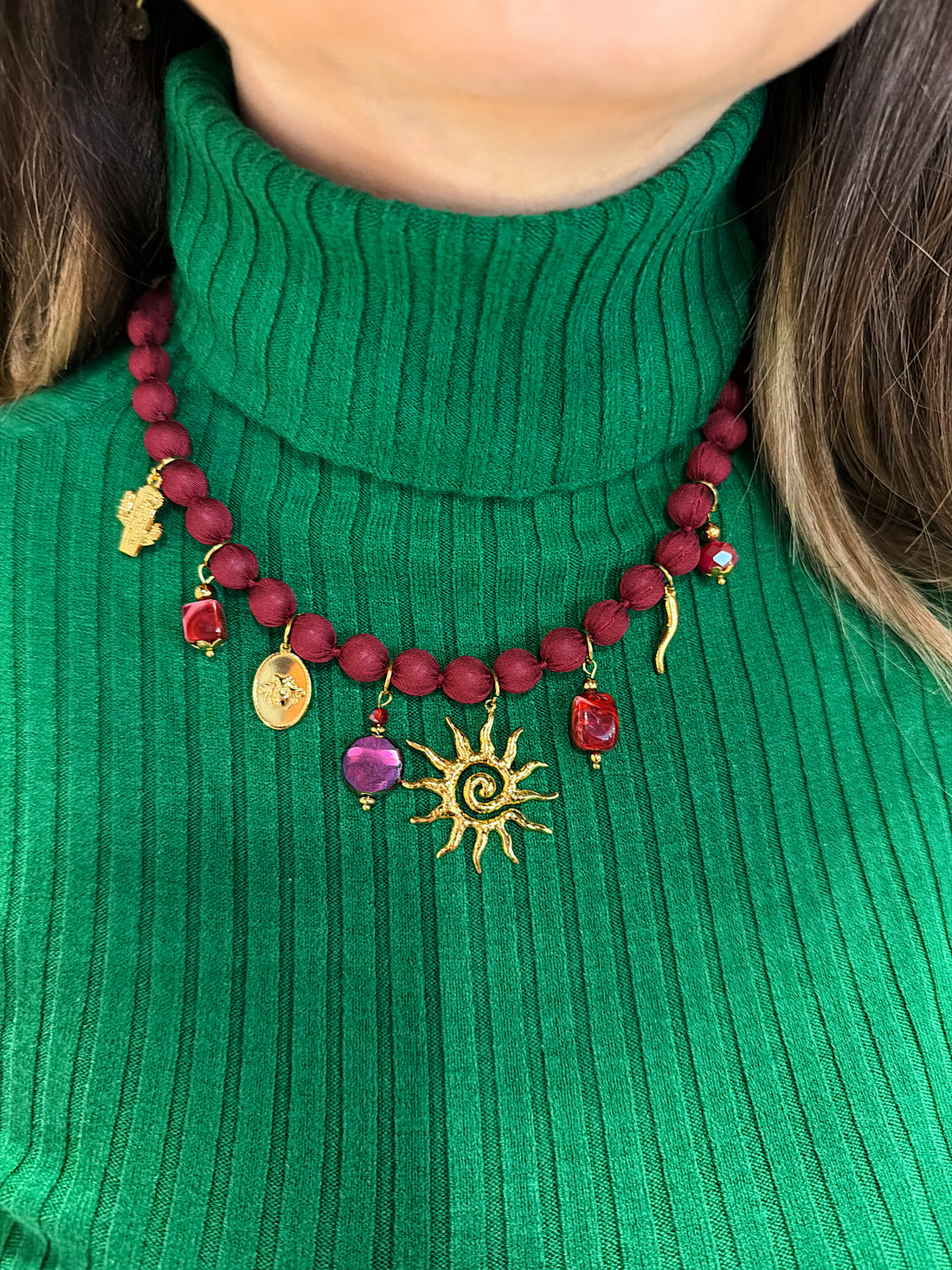 Collana Sole Bordeaux con charms colorati - R.a. Boutique