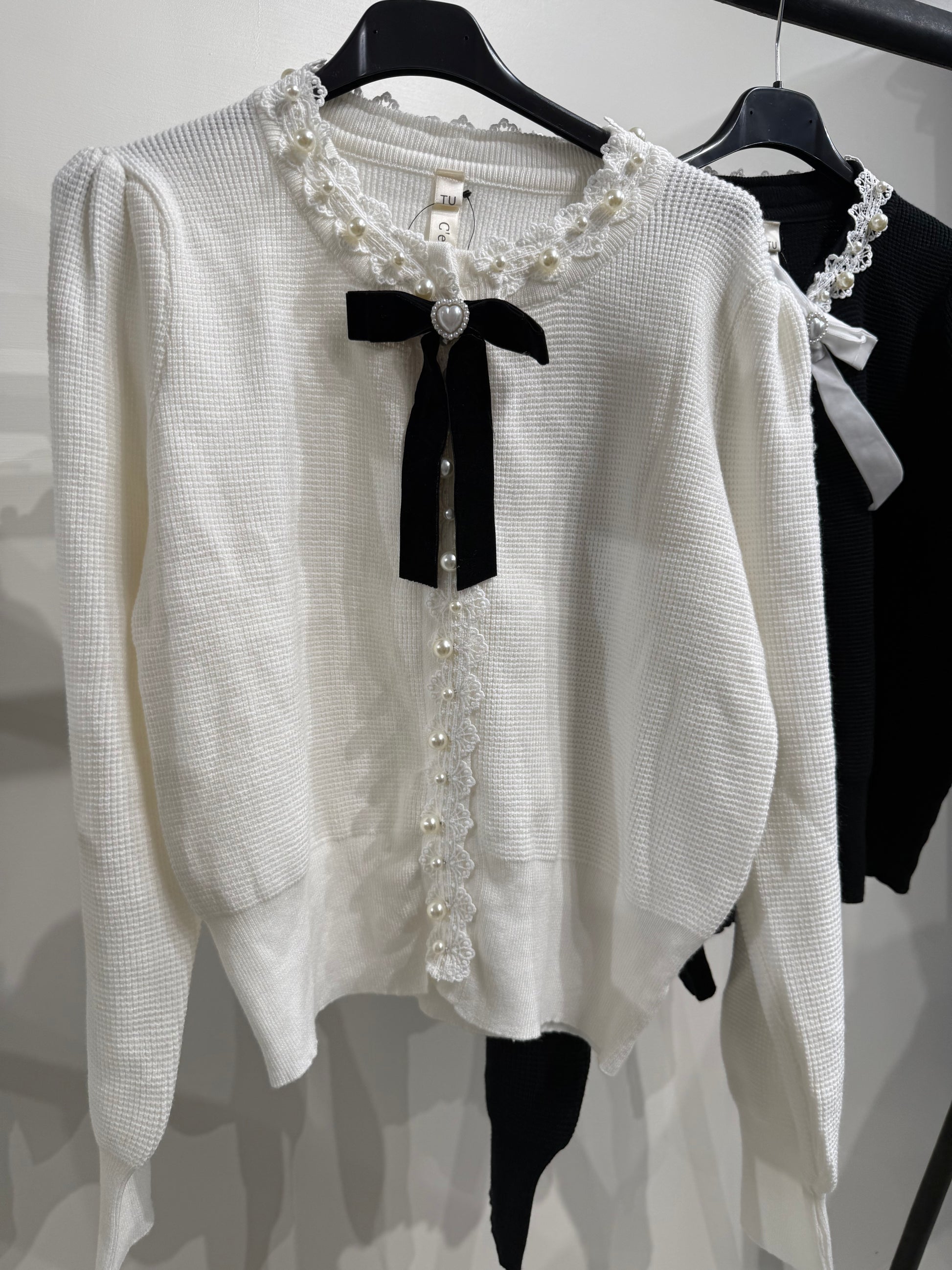 Maglioncino con perle e fiocco - R.a. Boutique