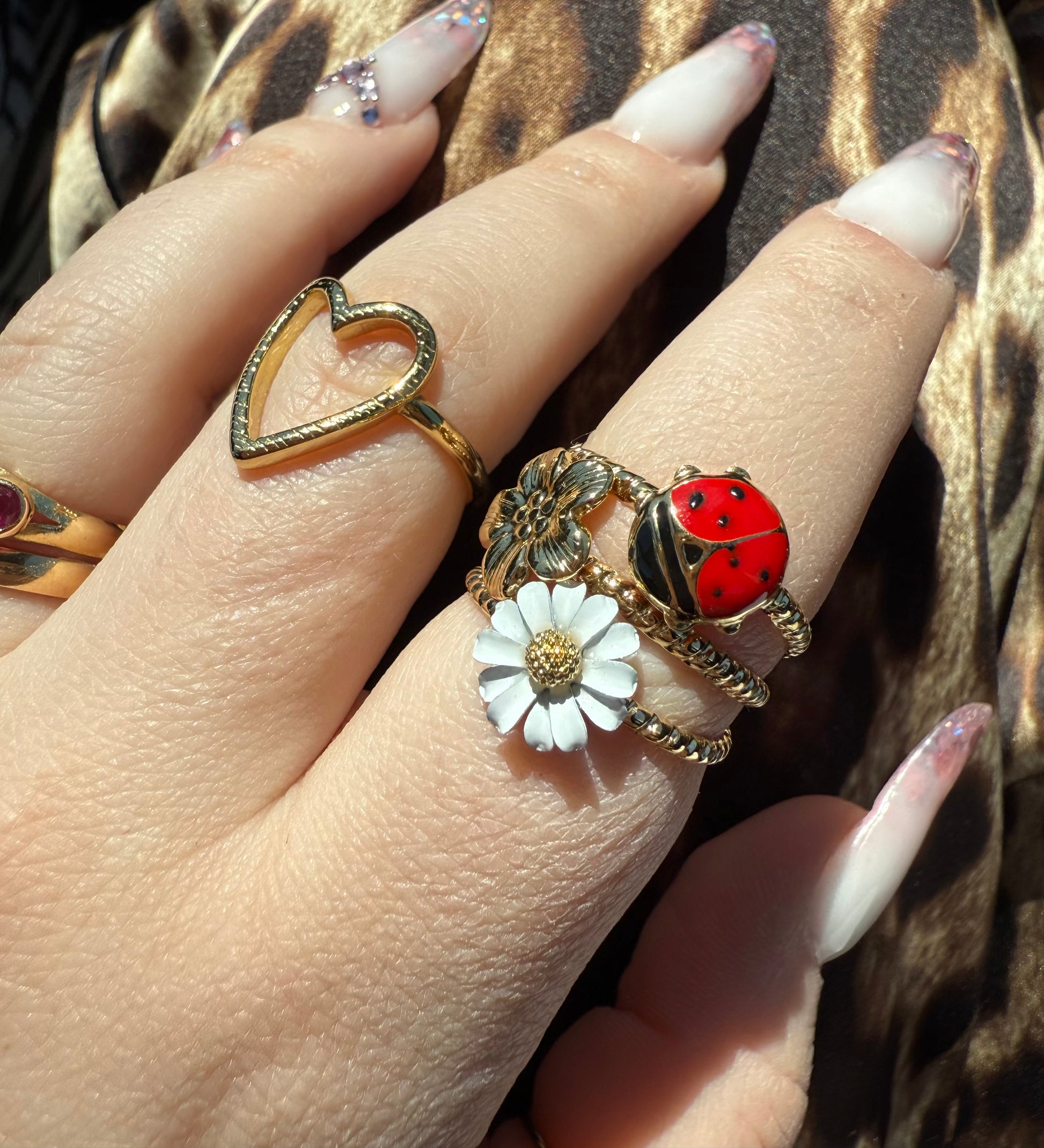 Anello tre cerchi oro e coccinella - R.a. Boutique