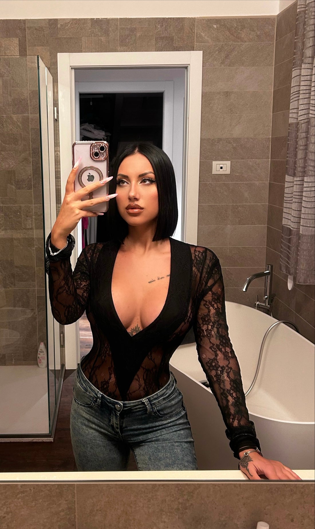 Body nero a V con trasparenza e pizzo - R.a. Boutique 