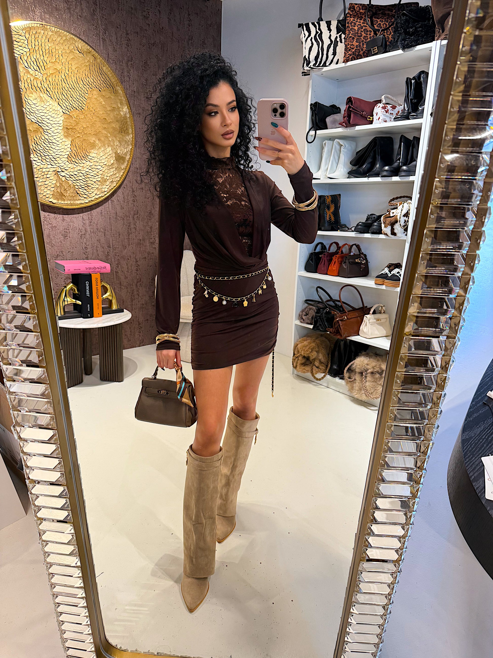 Abito con scollo in pizzo e drappeggio laterale - R.a. Boutique