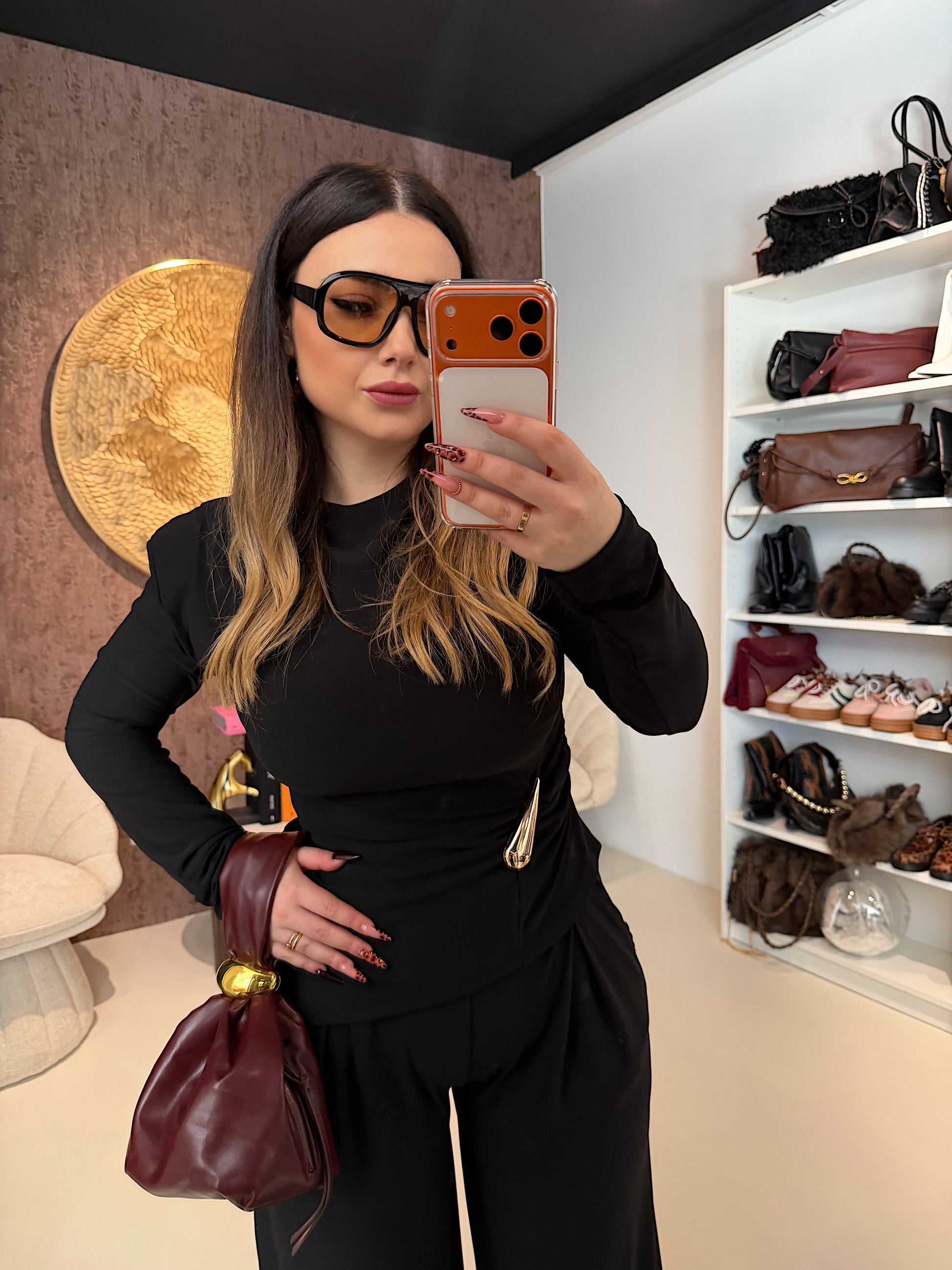 Completo due pezzi con dettaglio oro e spalline imbottite - R.a. Boutique