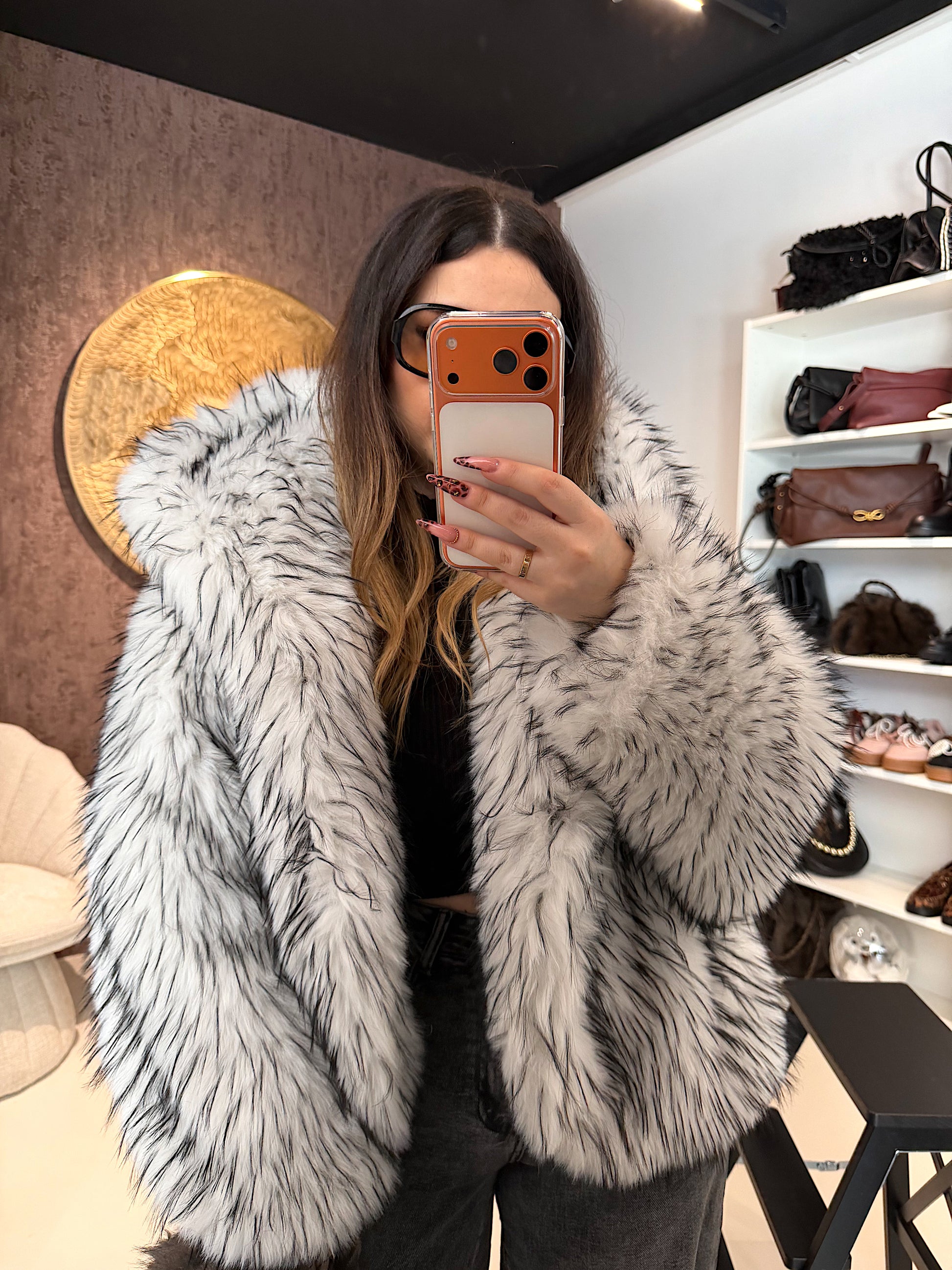 Pelliccia Ecologica con Dettaglio Nero – Oversize Glam - R.a. Boutique